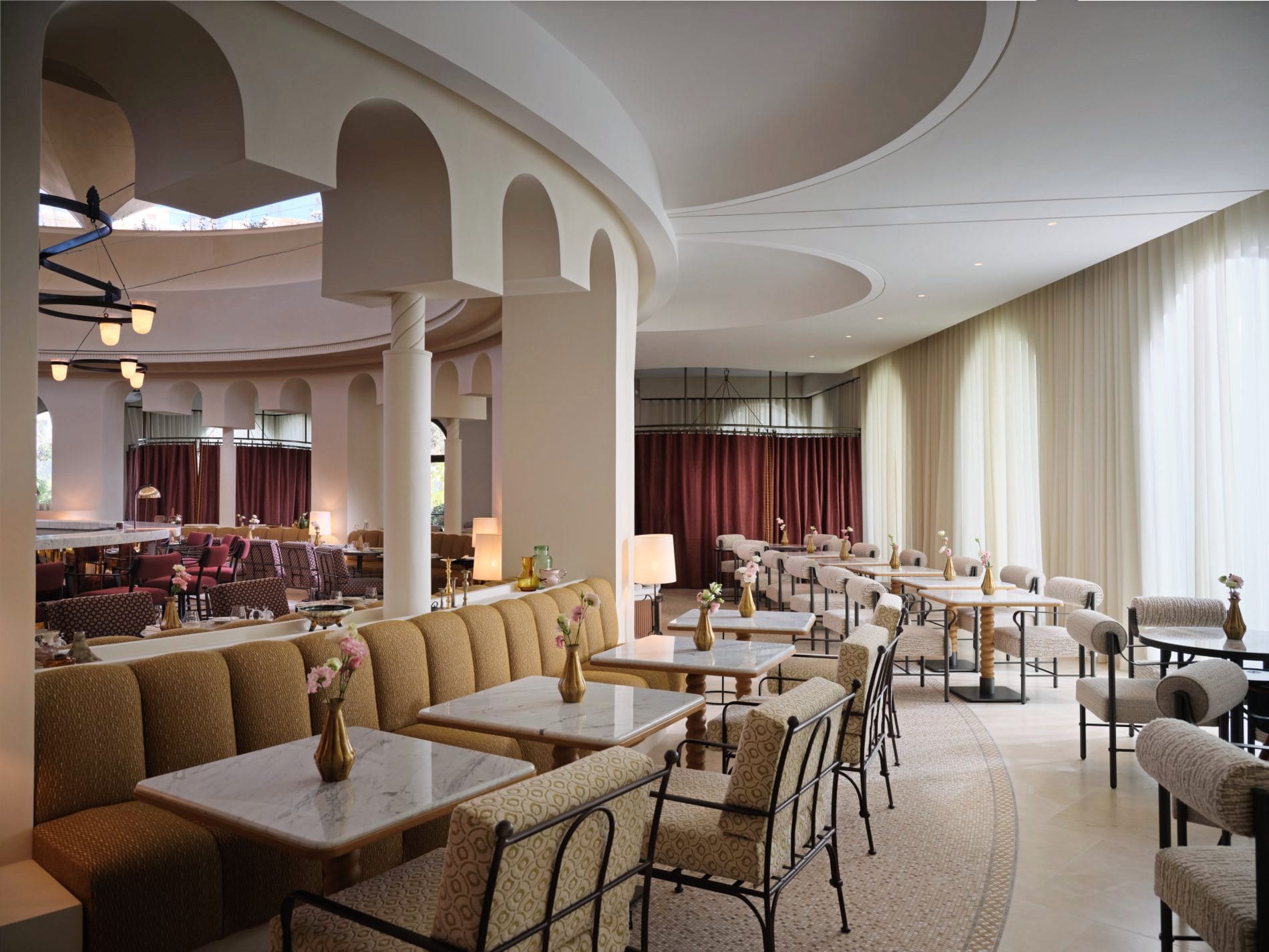 Säulen mit Bogenarchitektur prägen den Hauptsaal des Byzantino und greifen Elemente der byzantinischen Baukunst auf.