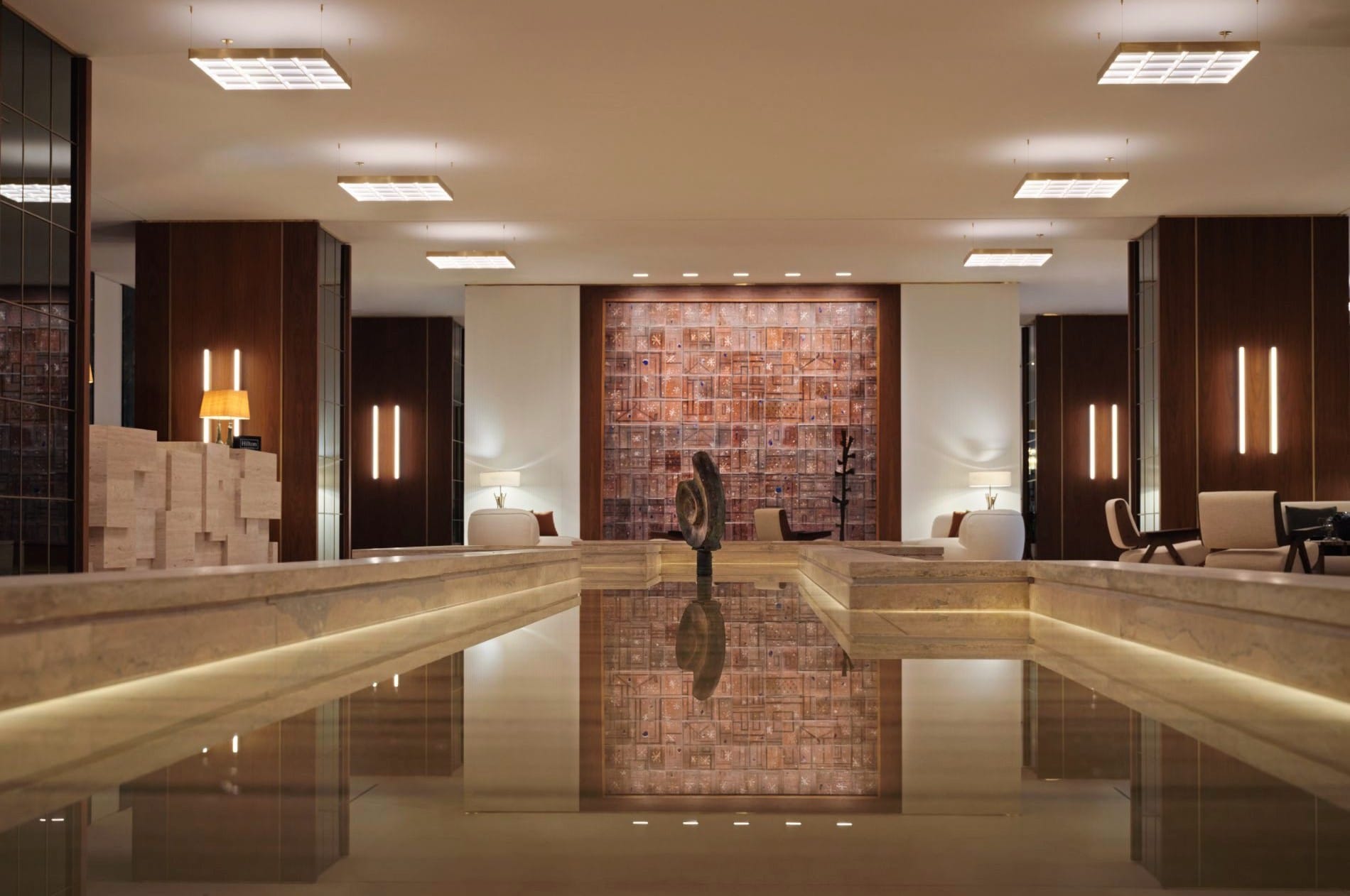 Die neu gestaltete Lobby des Conrad Athens The Ilisian verbindet historische Designelemente aus den 1960er-Jahren mit zeitgenössischer Kunst.