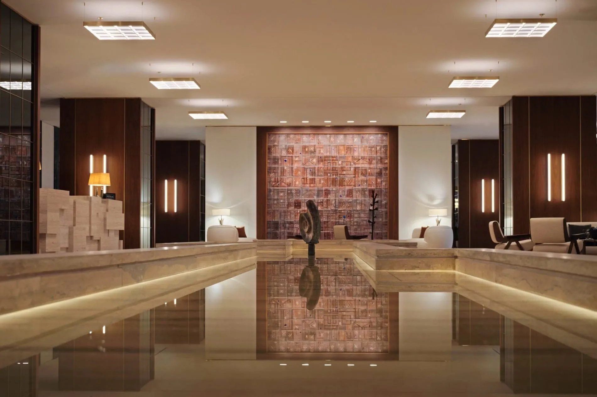 Die neu gestaltete Lobby des Conrad Athens The Ilisian verbindet historische Designelemente aus den 1960er-Jahren mit zeitgenössischer Kunst.