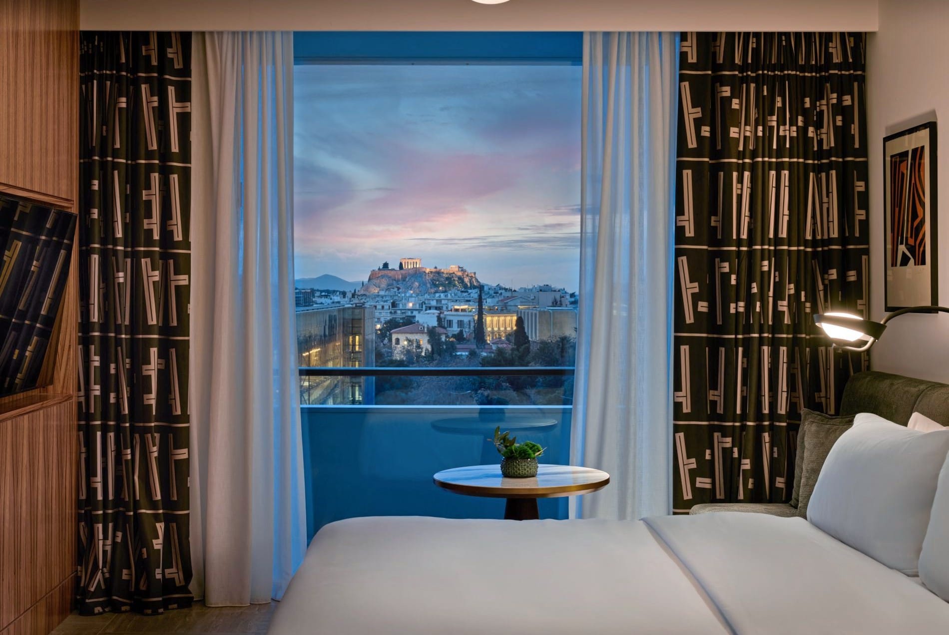 Aus den oberen Etagen des Conrad Athens The Ilisian bietet sich Gästen ein Blick auf die Akropolis.