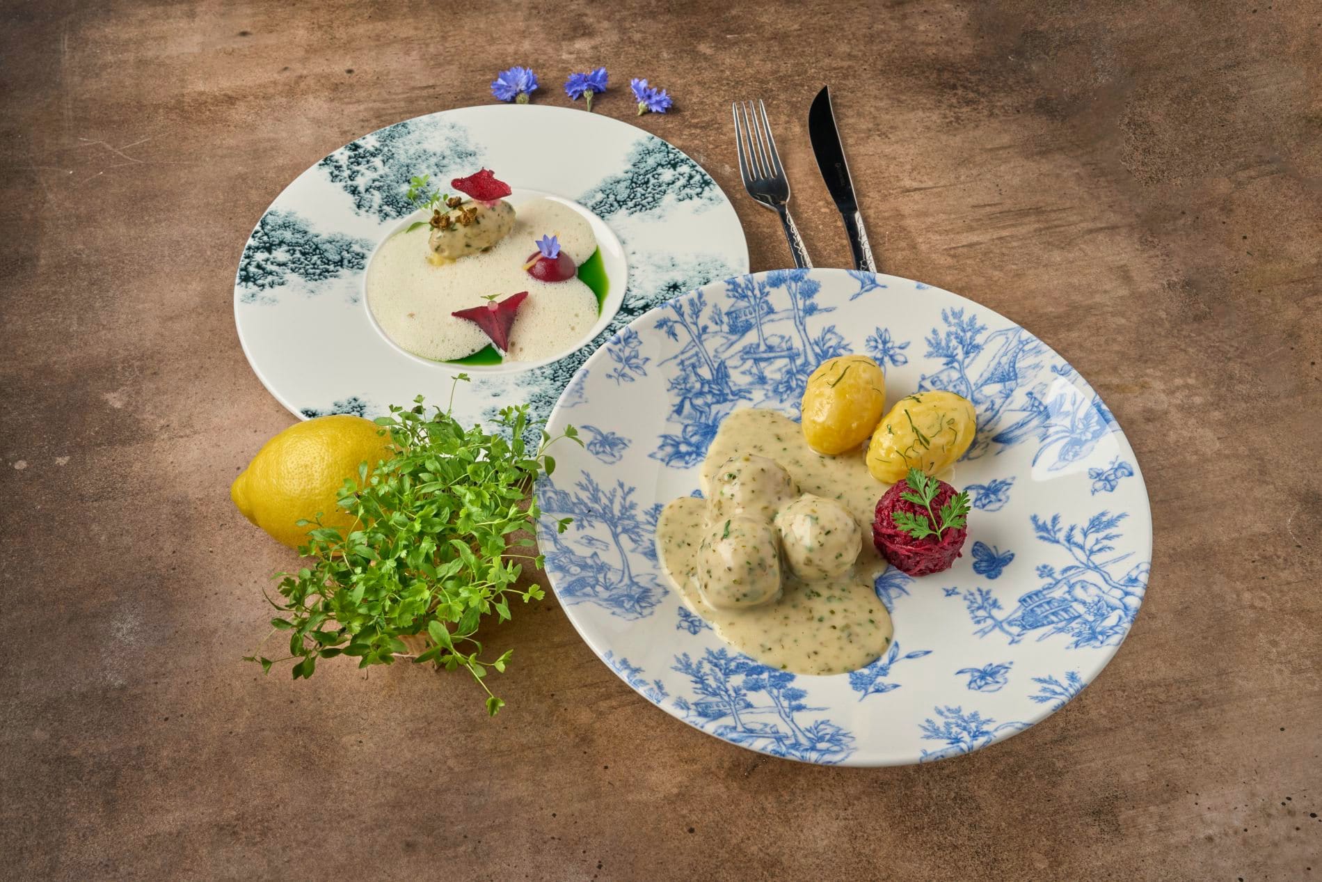 Aljoscha Knoblich und Joachim Kraft interpretierten die Königsberger Klopse auf zweierlei Weise: klassisch mit Kapernsauce, Petersilienkartoffeln und Rote-Beete-Salat (Old School) sowie modern als Müritz Wels „Königsberger Klopse" mit Kapernschaum, Rote Bete in Variation und Kartoffel-Mousseline (New School).