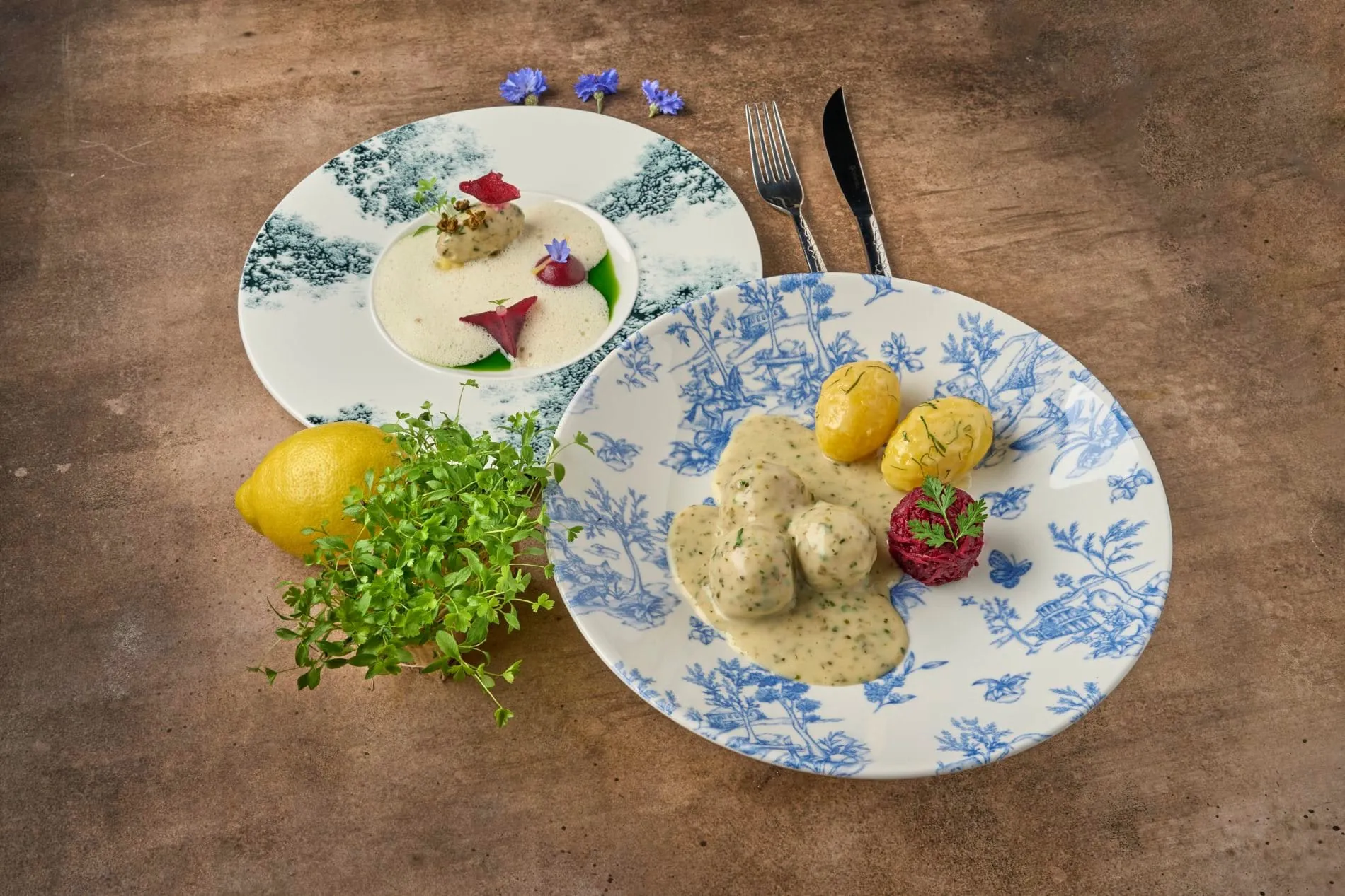 Aljoscha Knoblich und Joachim Kraft interpretierten die Königsberger Klopse auf zweierlei Weise: klassisch mit Kapernsauce, Petersilienkartoffeln und Rote-Beete-Salat (Old School) sowie modern als Müritz Wels „Königsberger Klopse" mit Kapernschaum, Rote Bete in Variation und Kartoffel-Mousseline (New School).
