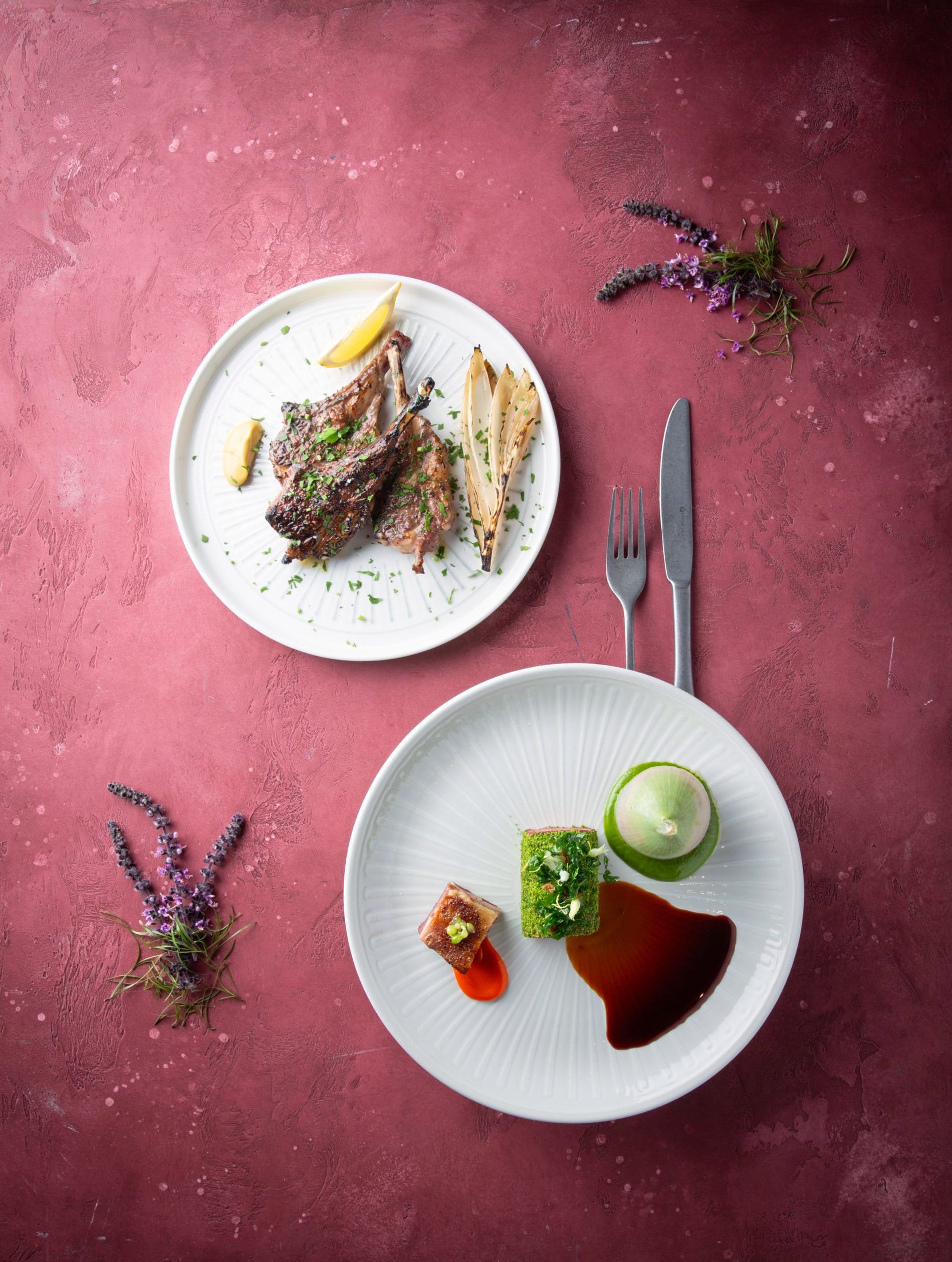 Semi Hassine und Gerald Kortmann haben eine Erinnerung an das Opferfest aufgegriffen: gegrillte Lammkoteletts mit Zitrone, Kreuzkümmel und Harissa (Old School) sowie Lammrücken mit Kräuterkruste, knusprigen Lammbauch und Lammzungensalat (New School).