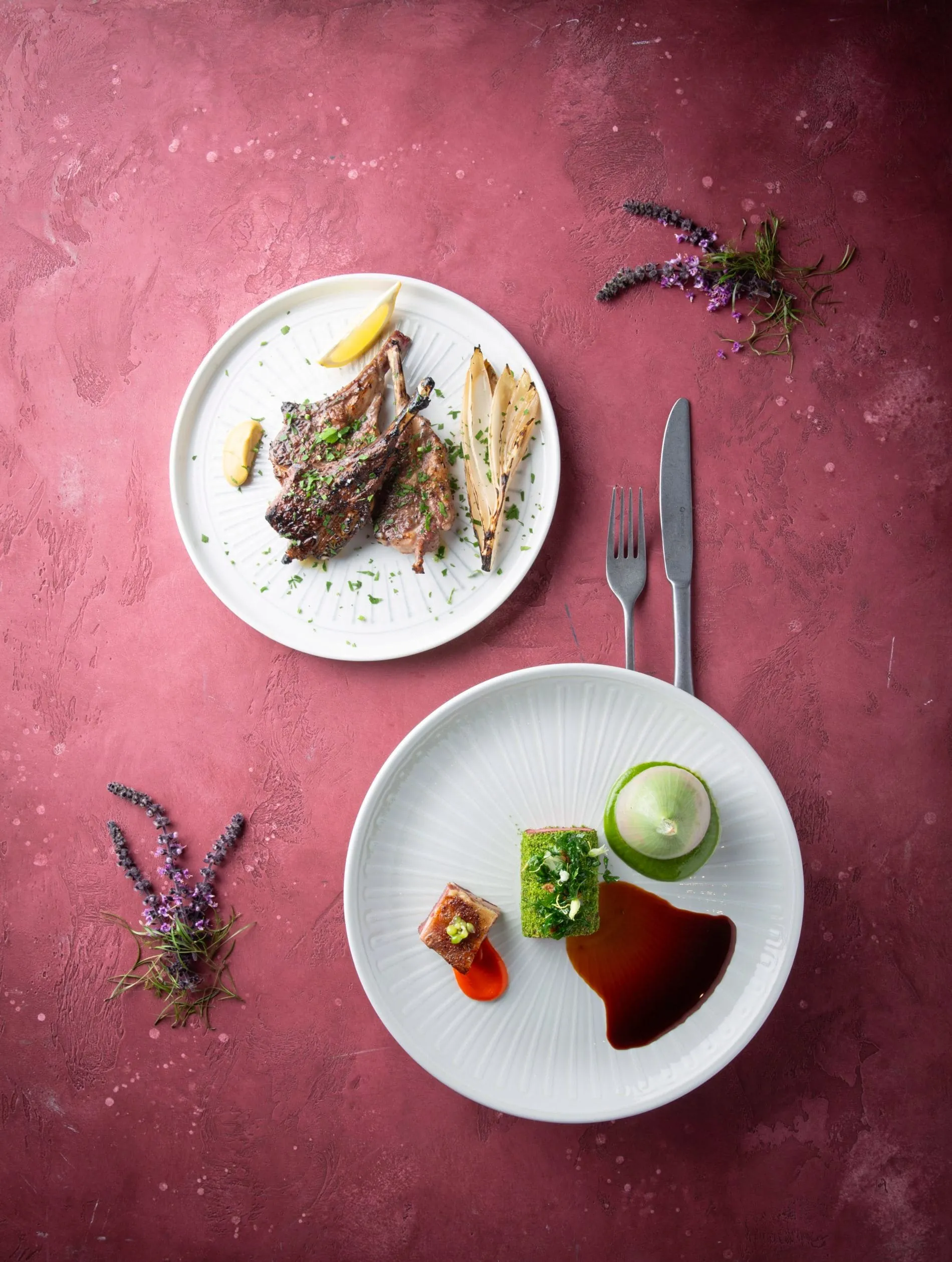 Semi Hassine und Gerald Kortmann haben eine Erinnerung an das Opferfest aufgegriffen: gegrillte Lammkoteletts mit Zitrone, Kreuzkümmel und Harissa (Old School) sowie Lammrücken mit Kräuterkruste, knusprigen Lammbauch und Lammzungensalat (New School).