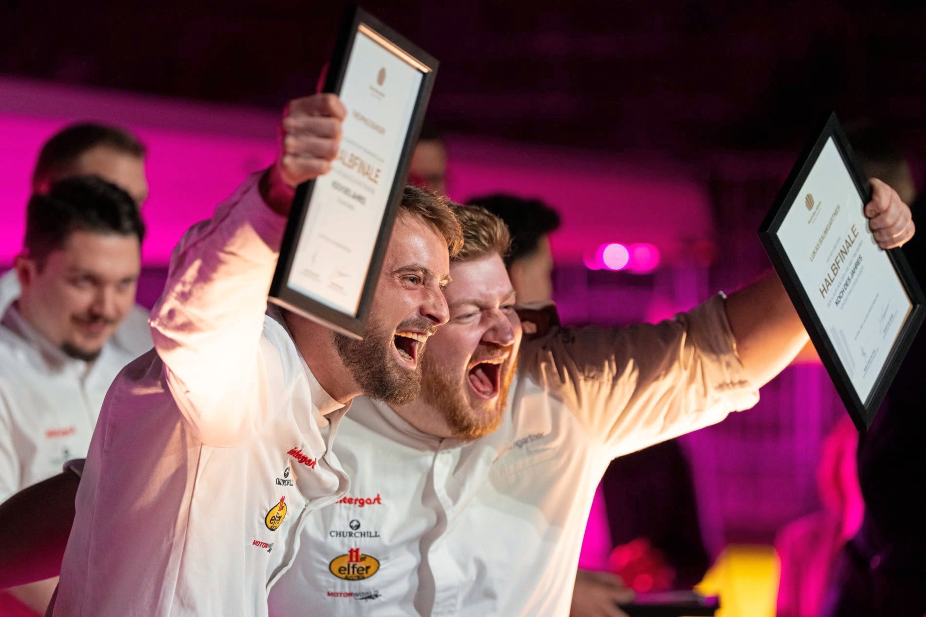 Pure Emotion: Lukas Baumgartner und sein Assistent Théophile Burger halten stolz ihre Urkunden in die Höhe.