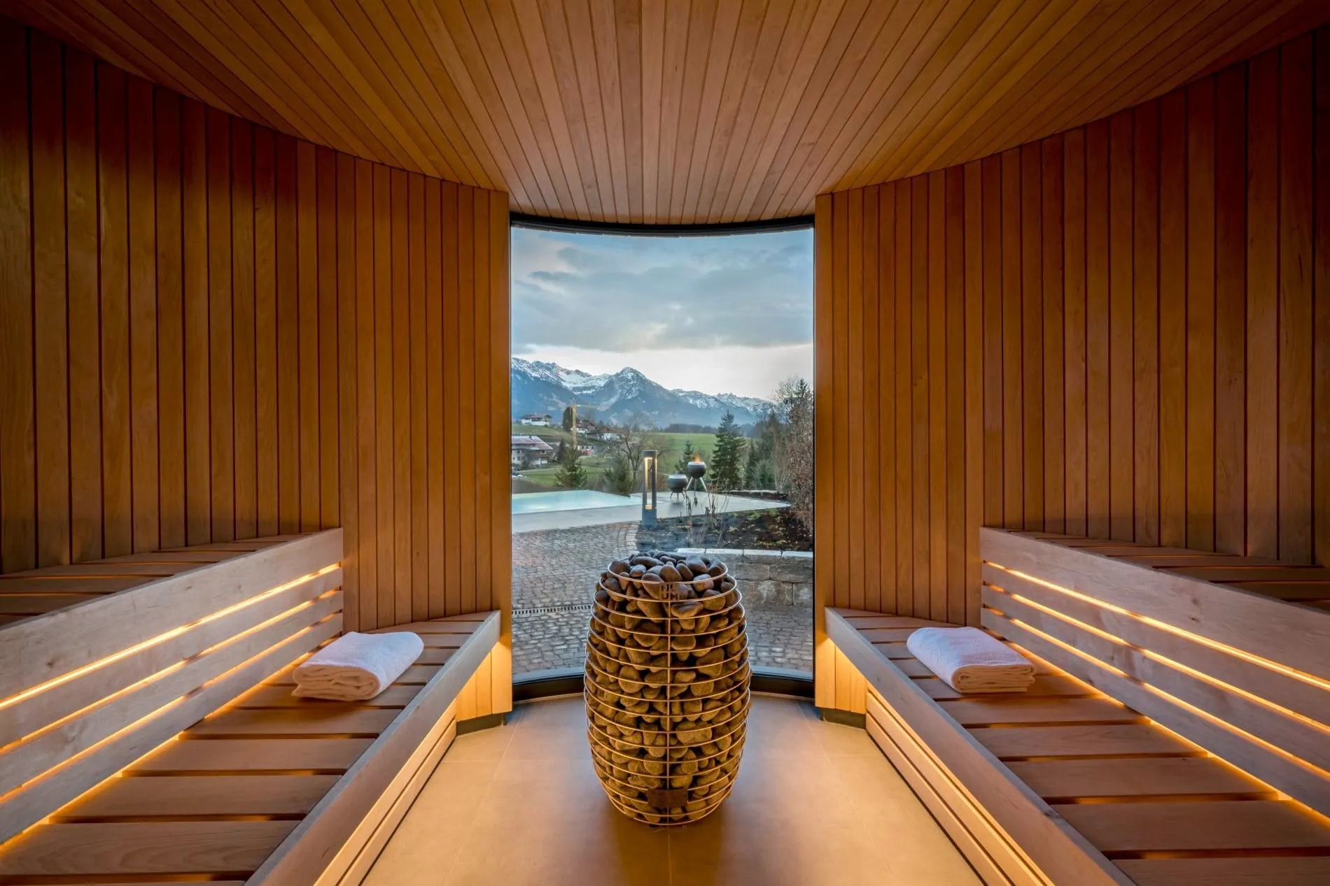 Natursauna mit Whirlpool auf dem Dach – Rückzugsort mit unverbautem Bergblick.