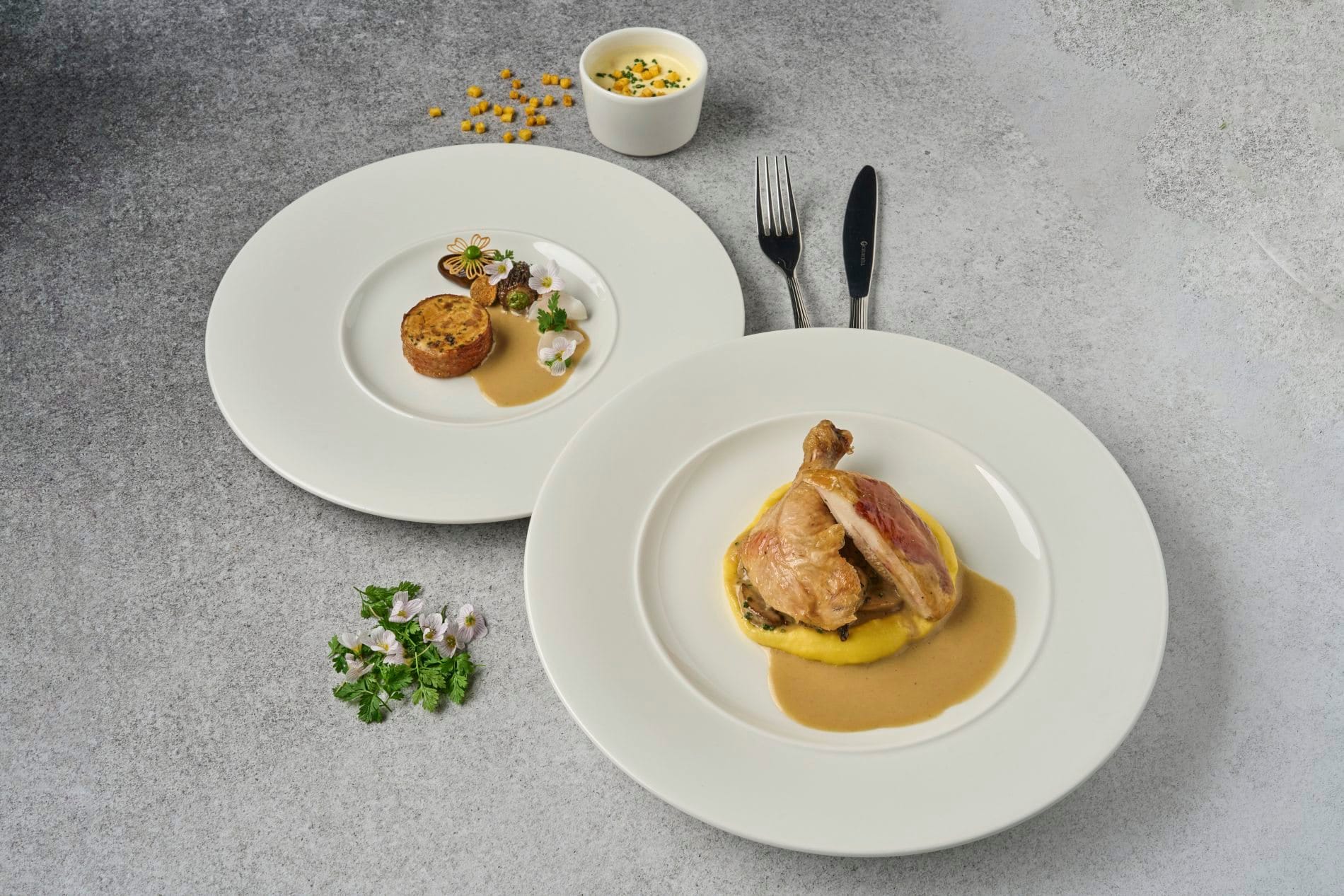 Lukas Baumgartner und Théophile Burger zeigten zwei Sichtweisen auf das Klassiker-Duo Poularde und Pilze: traditionell mit Rahmpilzen und Kartoffelpüree (Old School) sowie als Ballotine vom Poulardenhals mit Pilzvariation und Sauce Albufeira (New School).