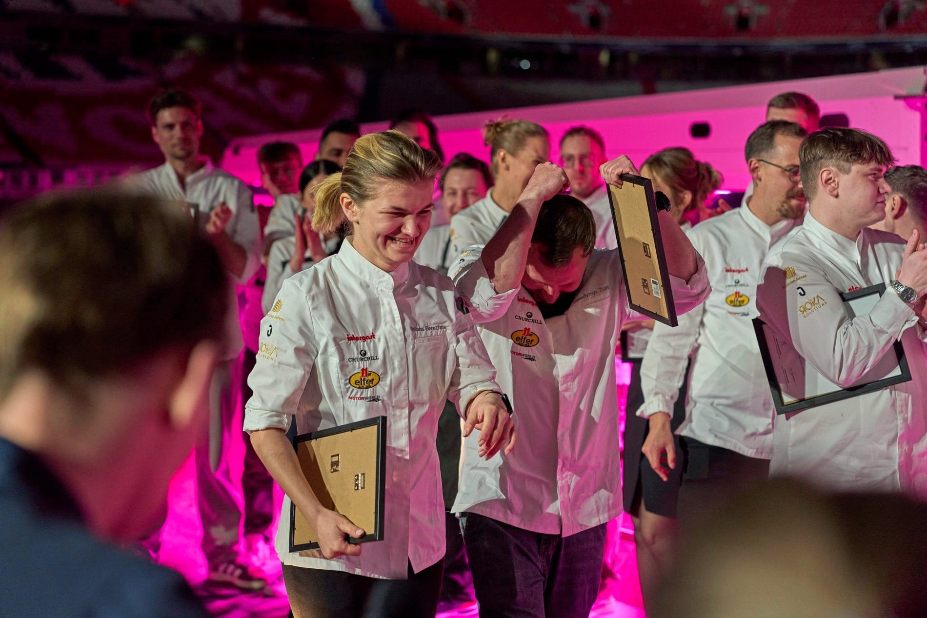 Sichtlich bewegt nimmt Tetiana Berezhna aus Erkelenz mit ihrem Assistenten Volodymyr Zorin die Auszeichnung für den dritten Platz im Halbfinale entgegen.