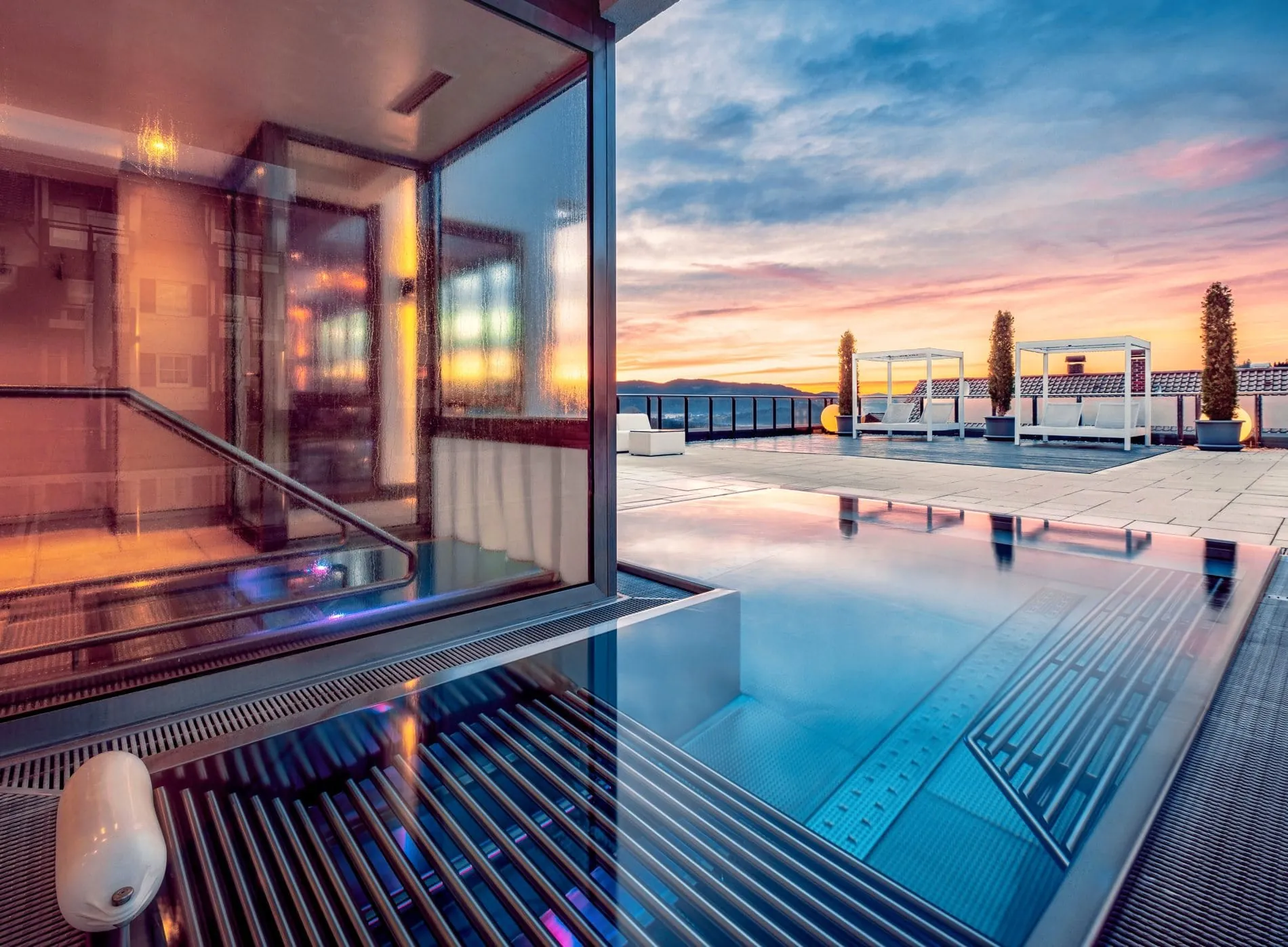 Der Infinity-Pool auf der Dachterrasse verbindet Wellness-Erlebnis mit Weitblick über die Landschaft des Bayerischen Waldes.