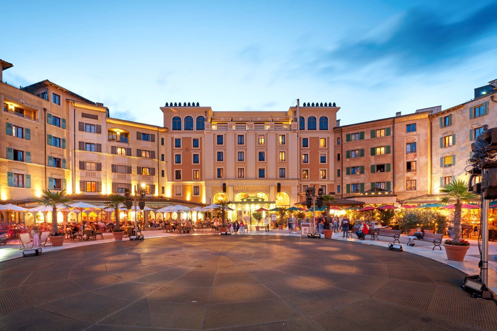 Blick auf die Piazza des Erlebnishotels Colosseo im Europa-Park Hotel-Resort. Ingesamt verfügt der Freizeitpark über sechs Hotels, ein weiteres ist in Planung.