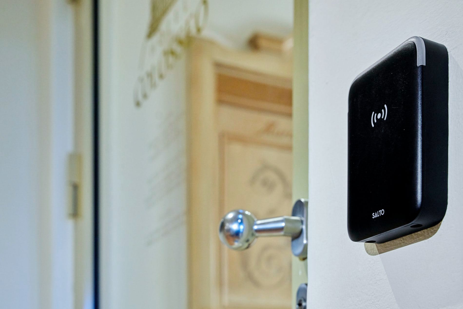 Der Zutritt an den Flurtüren zu den Suiten wird über verkabelte Wandleser gesteuert.