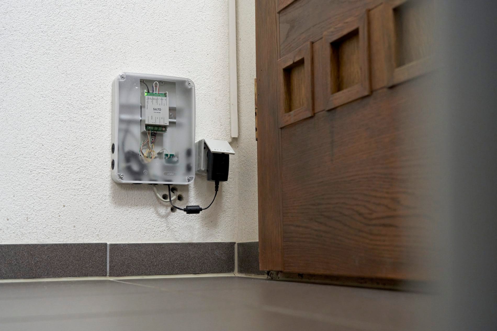 Die zugehörigen Türsteuerungen sind für Gäste unsichtbar in angrenzenden Serviceräumen installiert.