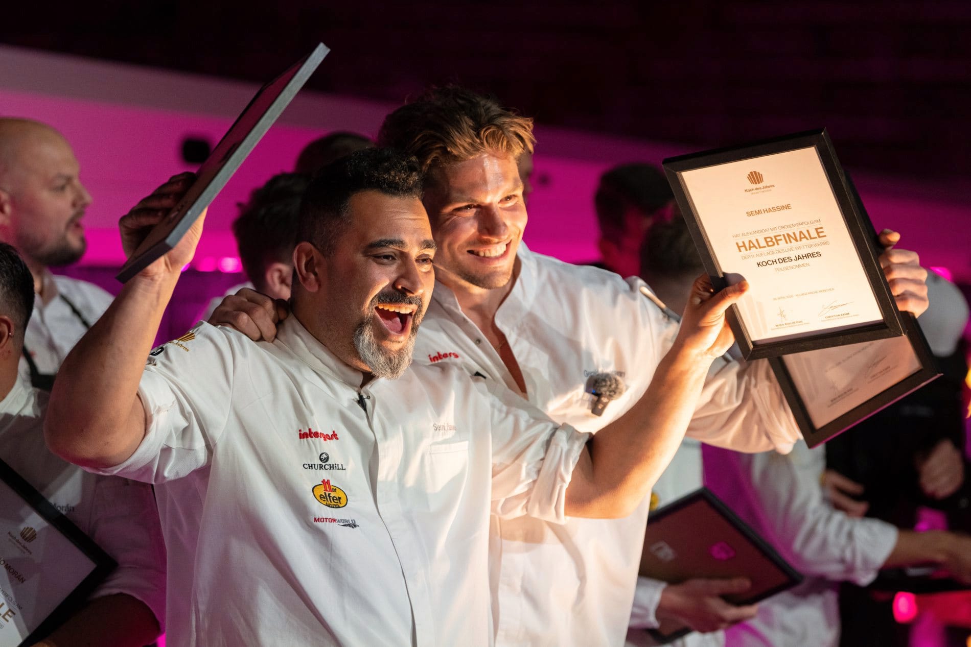 Erleichterung und Stolz nach dem Wettkampf: Semi Hassine (links) und sein Assistent Gerald Kortmann nach der Verkündung des zweiten Platzes im Halbfinale „Koch des Jahres“ in der Allianz Arena.
