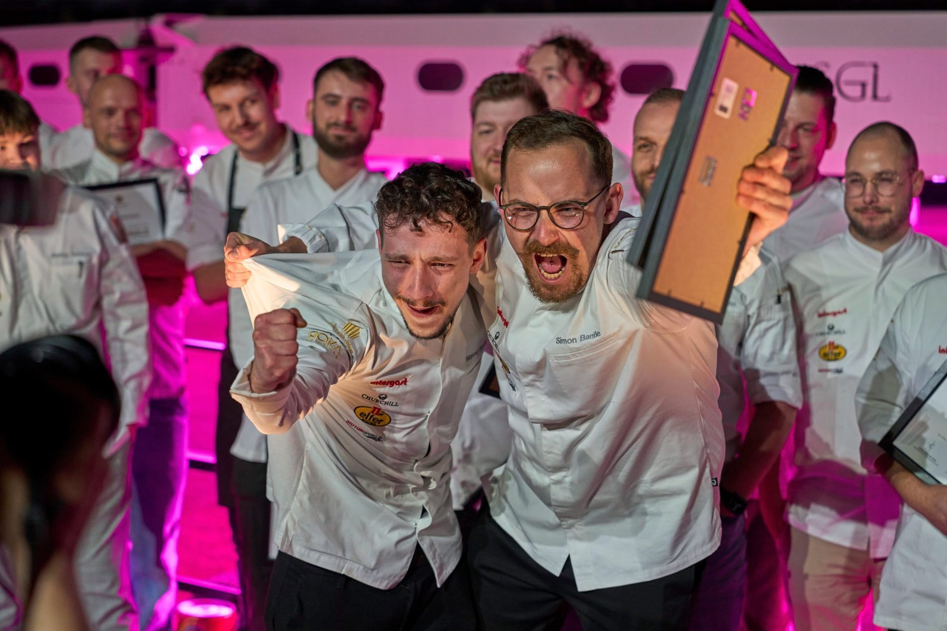 Mit emotionalem Jubel feiert Küchenchef Simon Bantle vom Restaurant Goldener Engel in Ihringen gemeinsam mit seinem Assistenten und Bruder Marcel die Wildcard, die er beim Publikumsvoting der Chefs Challenge Night gewann.