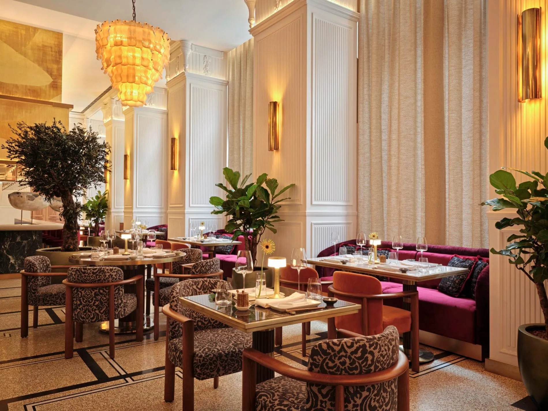 „99 Sushi Bar & Restaurant“: Pinkfarbene Samtbänke, gemusterte Sessel und ein opulenter Murano-Kronleuchter schaffen eine intime Atmosphäre für die Kreationen von Küchenchef Thinus van der Westhuizen.