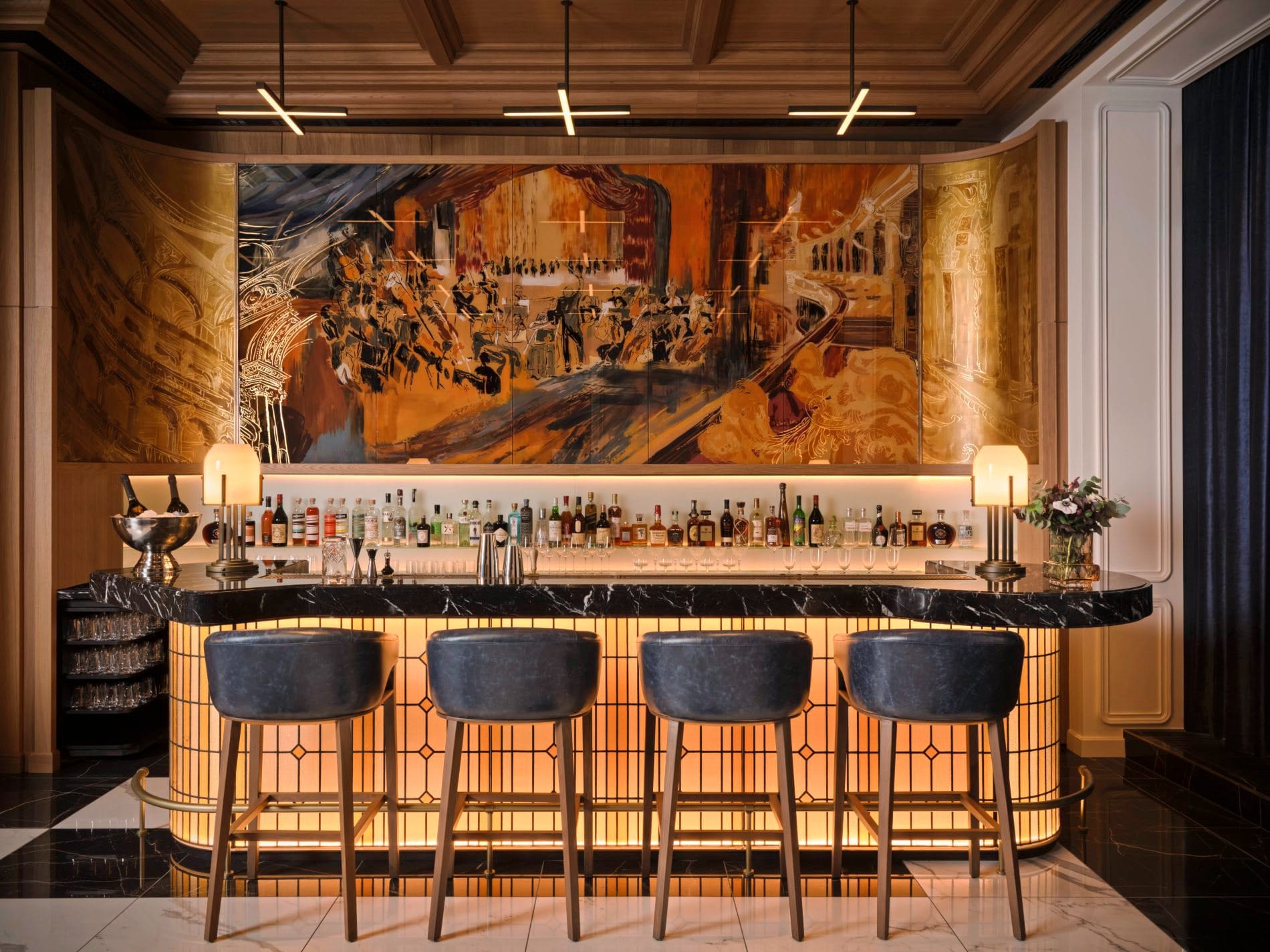 Das großformatige Glasgemälde hinter der Bar interpretiert das Orchester der Ungarischen Staatsoper und verleiht der The St. Regis Bar ihren unverwechselbaren Charakter.