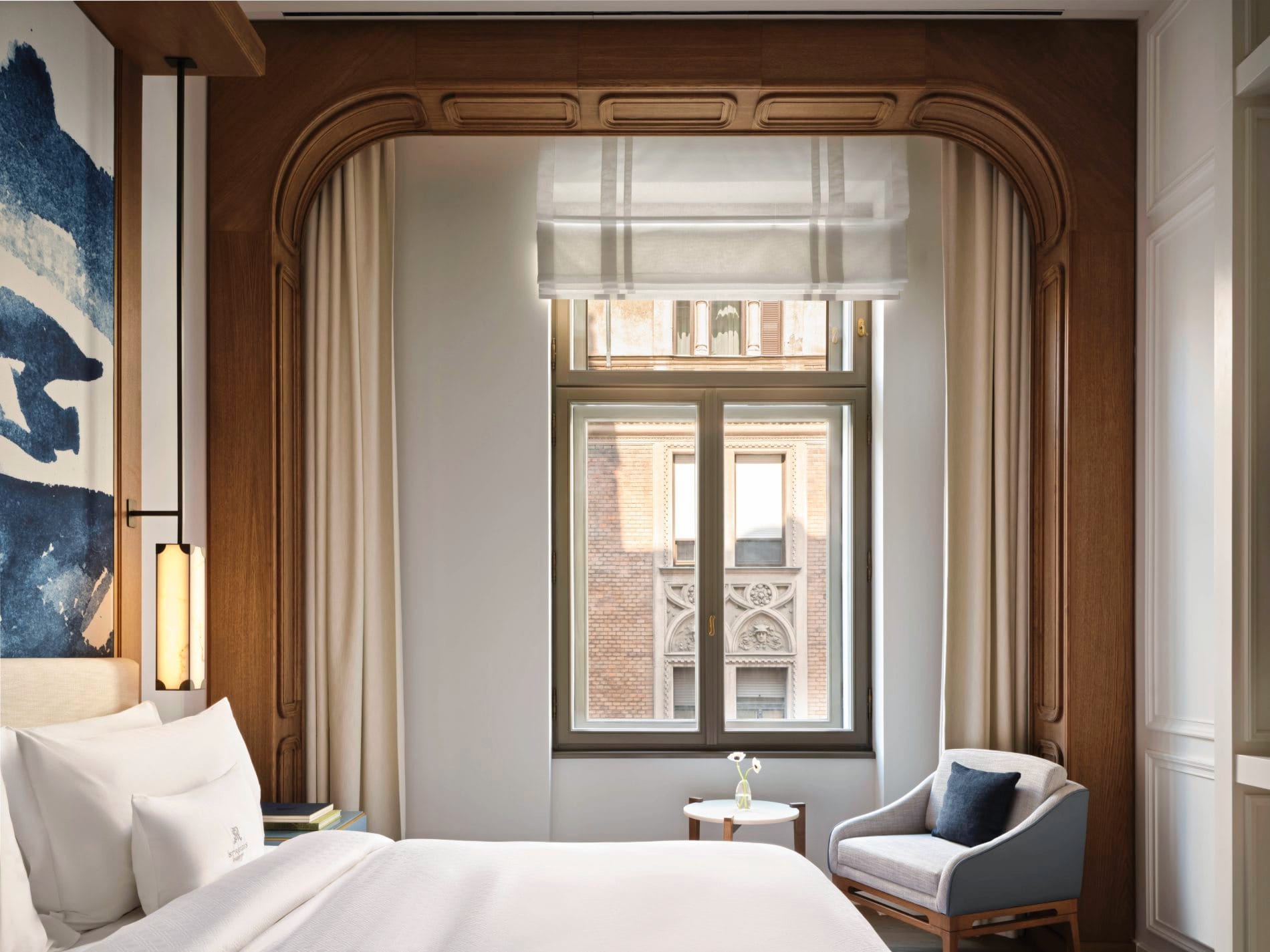 Das Fenster der Deluxe Room rahmt den Blick auf die historische Architektur des Budapester Stadtzentrums.