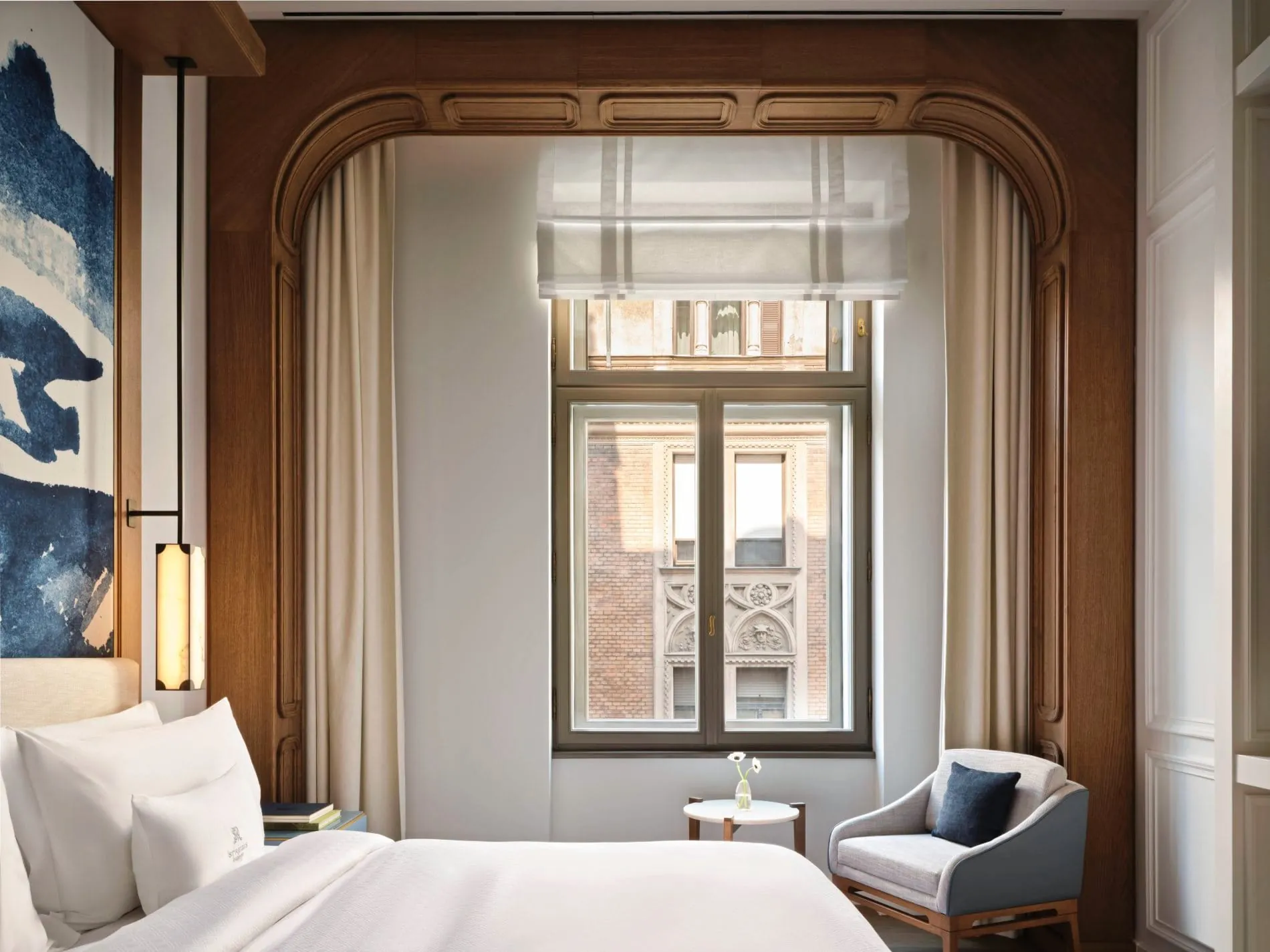 Das Fenster der Deluxe Room rahmt den Blick auf die historische Architektur des Budapester Stadtzentrums.