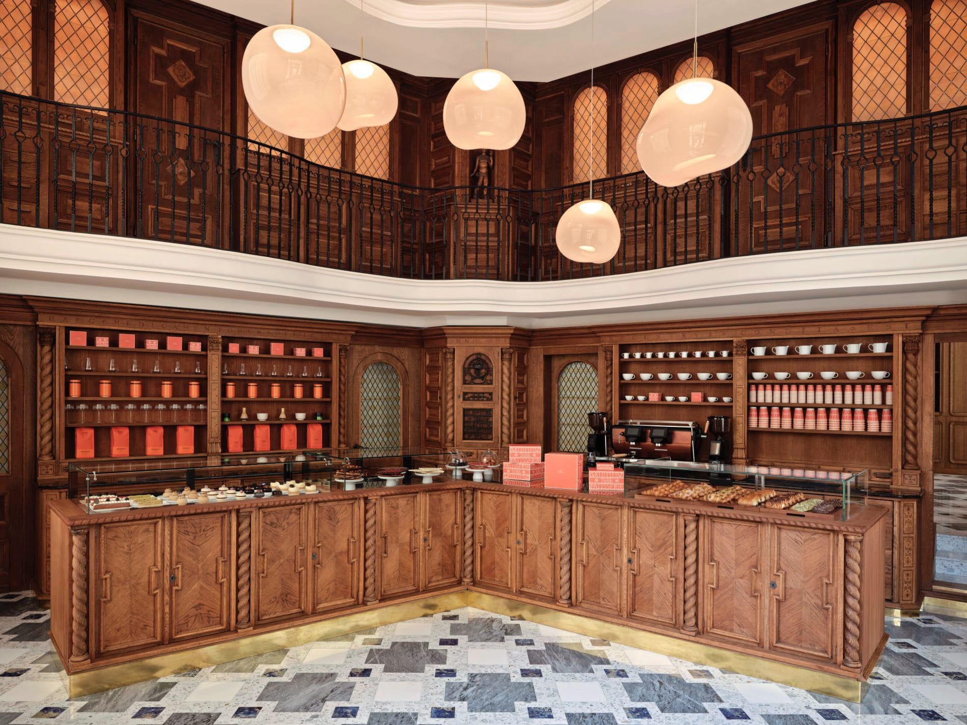 Die Klotild Patisserie ist in den Räumen einer ehemaligen Apotheke untergebracht und bewahrt deren historische Holzvertäfelung sowie die schmiedeeiserne Galerie. Das Angebot reicht von ungarischen und französisch-wienerischen Backwaren bis zu Manufaktur-Kaffeespezialitäten.