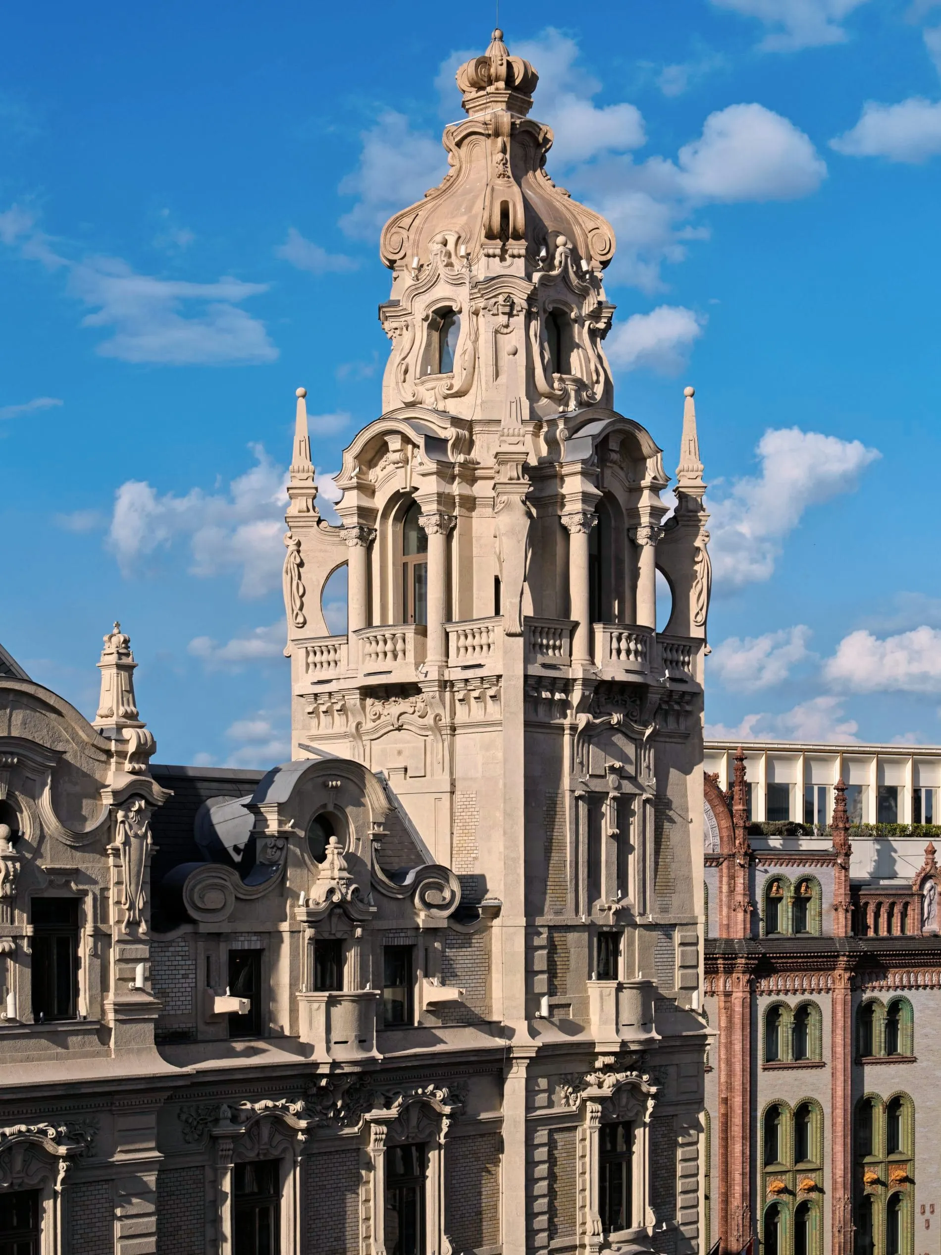 Der 48 Meter hohe Turm des Klotild Palais krönt das The St. Regis Budapest und gilt als ikonisches Wahrzeichen der österreichisch-ungarischen Gründerzeit.