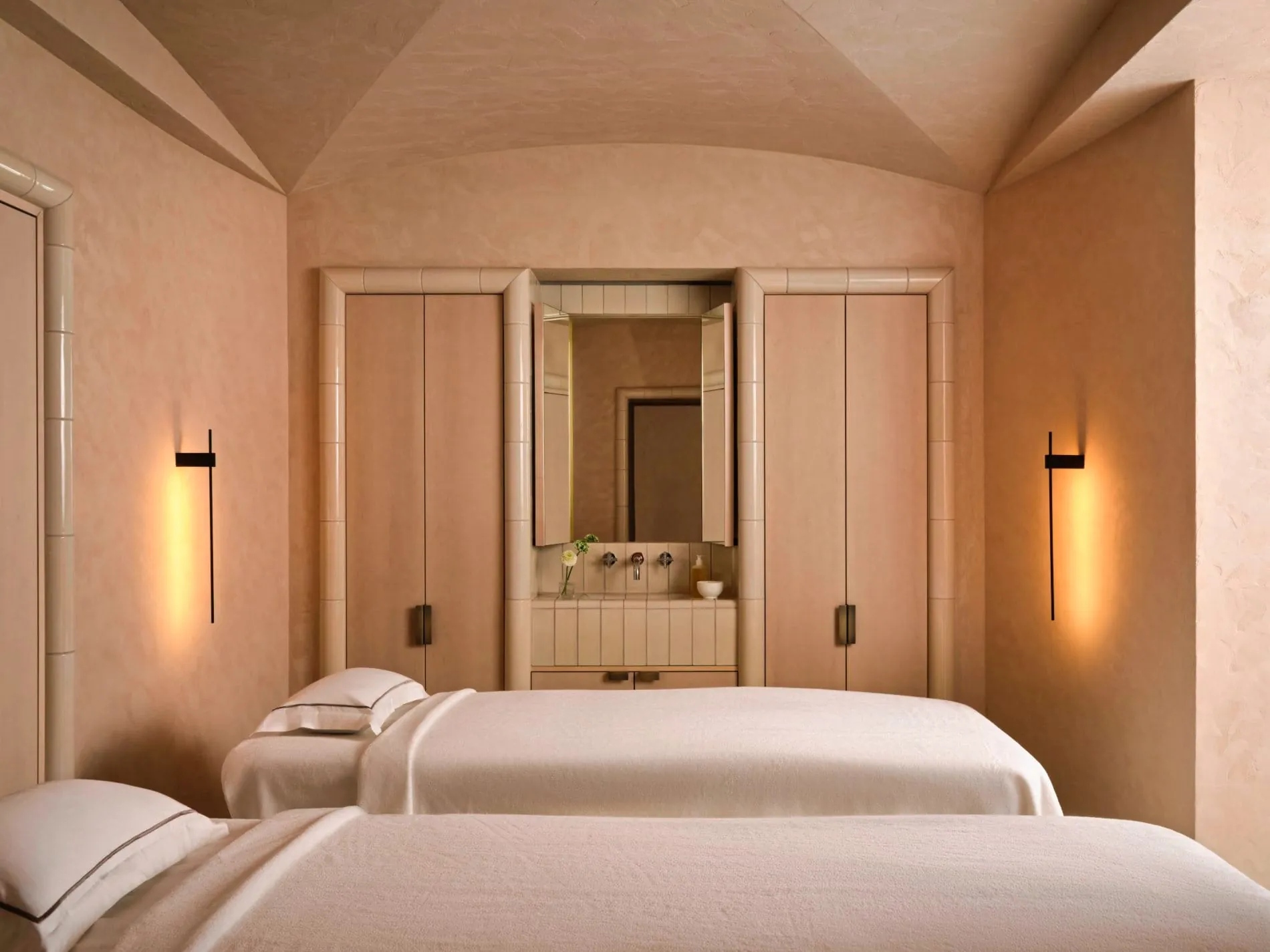 Der Paar-Behandlungsraum im Spa des St. Regis Budapest greift mit seinem Tonnengewölbe und warmen Erdtönen die Tradition der Budapester Thermalbäder auf. Bei den Anwendungen kommen Produkte der Marken Sothys und Omorovicza zum Einsatz.