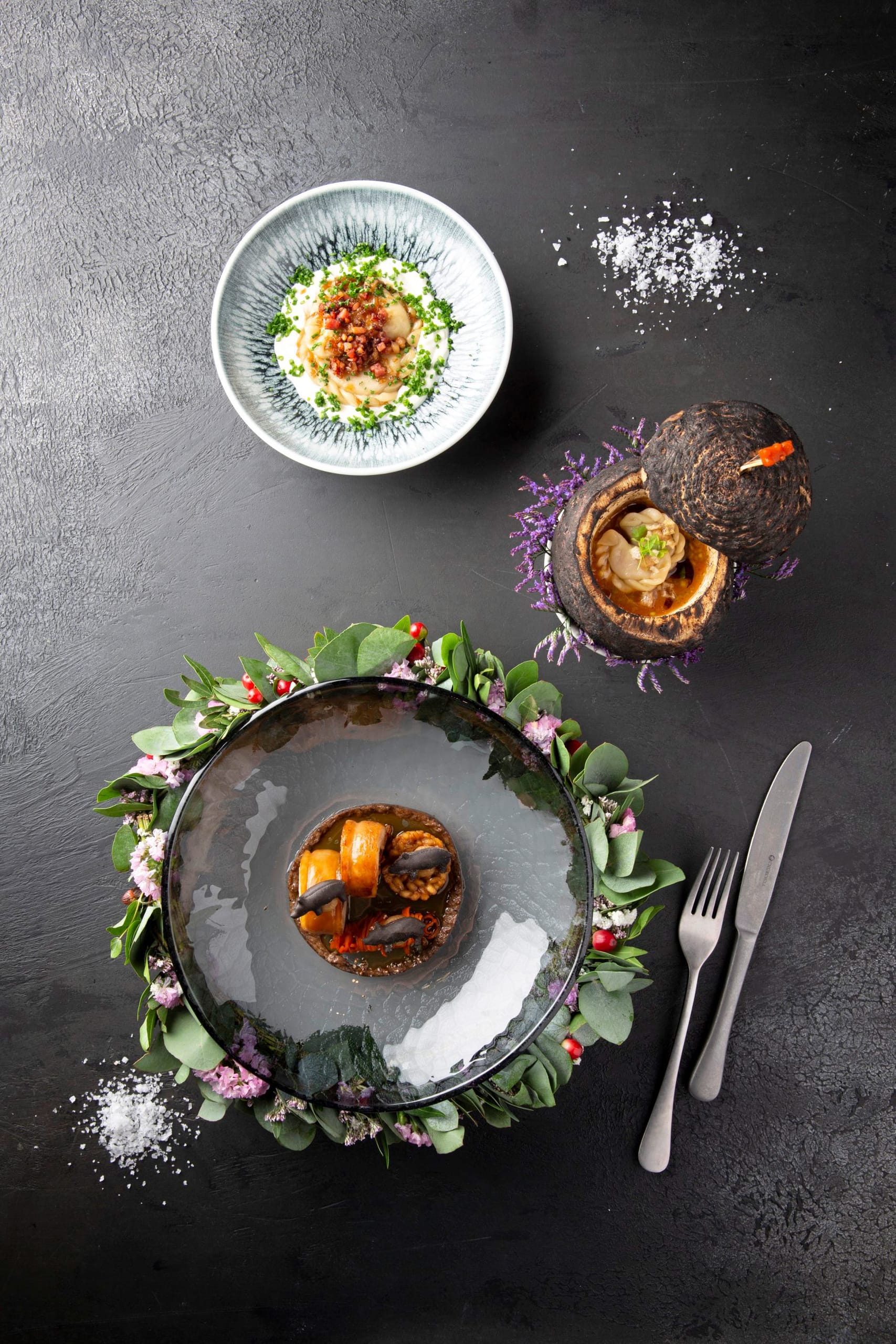 Tetiana Berezhna und Volodymyr Zorin präsentierten ihre ukrainische Handschrift: hausgemachte Vareniki mit Kartoffeln, Pilzen und Grammeln (Old School) sowie eine gefüllte Schweinebauchroulade mit Gerstenrisotto, Karottensalat und Mini-Vareniki (New School).