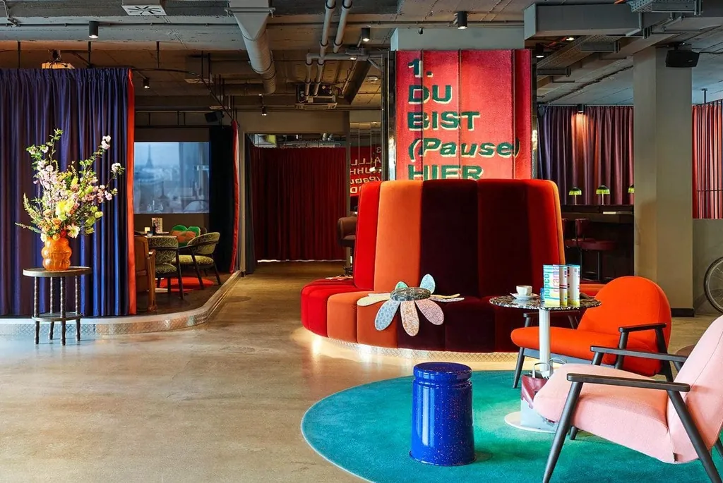 Beim Umbau der Lobby des 25hours Hotels Wien setzten die Designer auf neue Zonierungen und künstlerische Wandgestaltung.