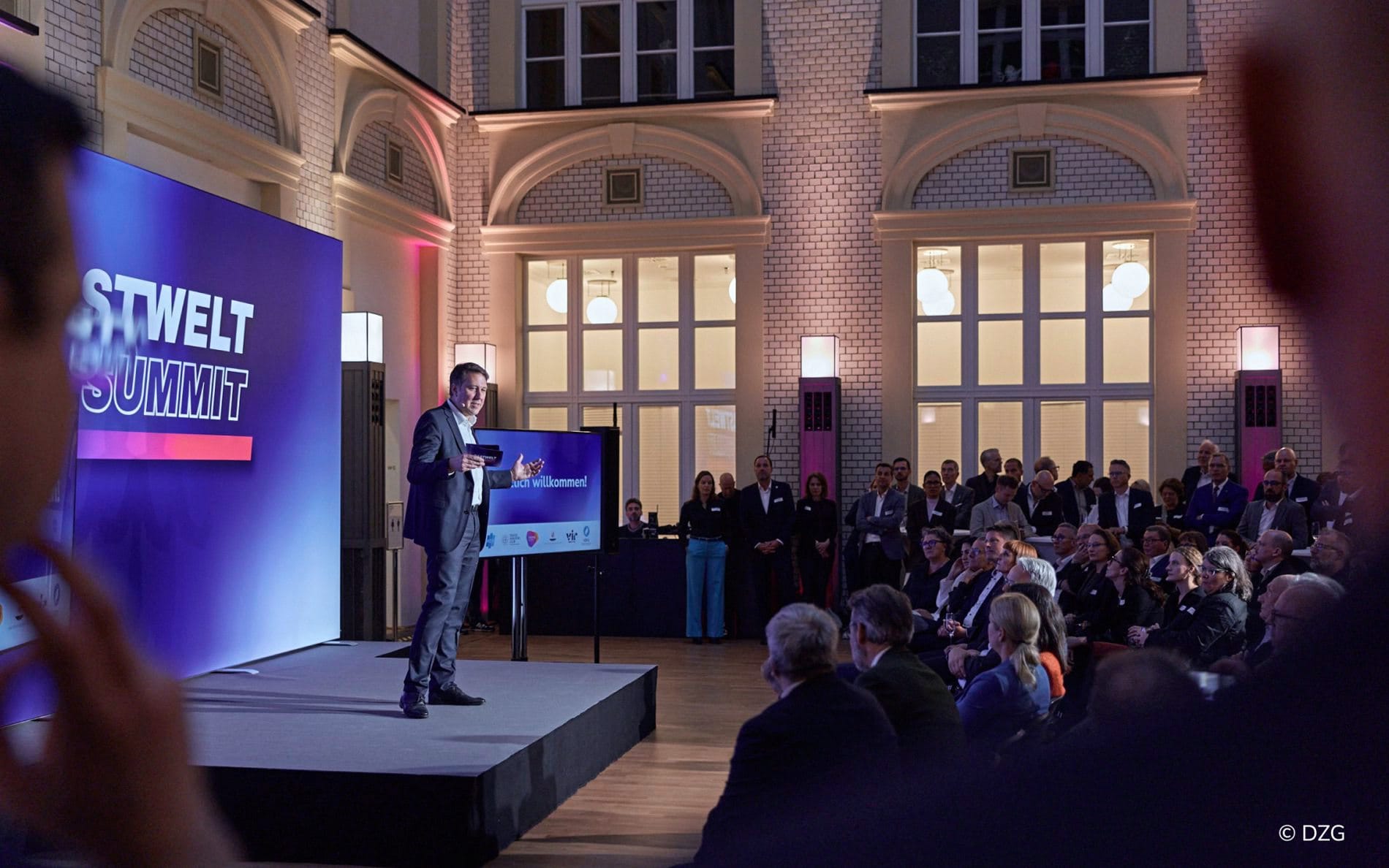 Etwa 220 Führungskräfte aus der Gastwelt kamen kürzlich mit Bundespolitikern zusammen, um über die Zukunft der Branche zu diskutieren – moderiert von TIC-Präsident Markus Tressel.