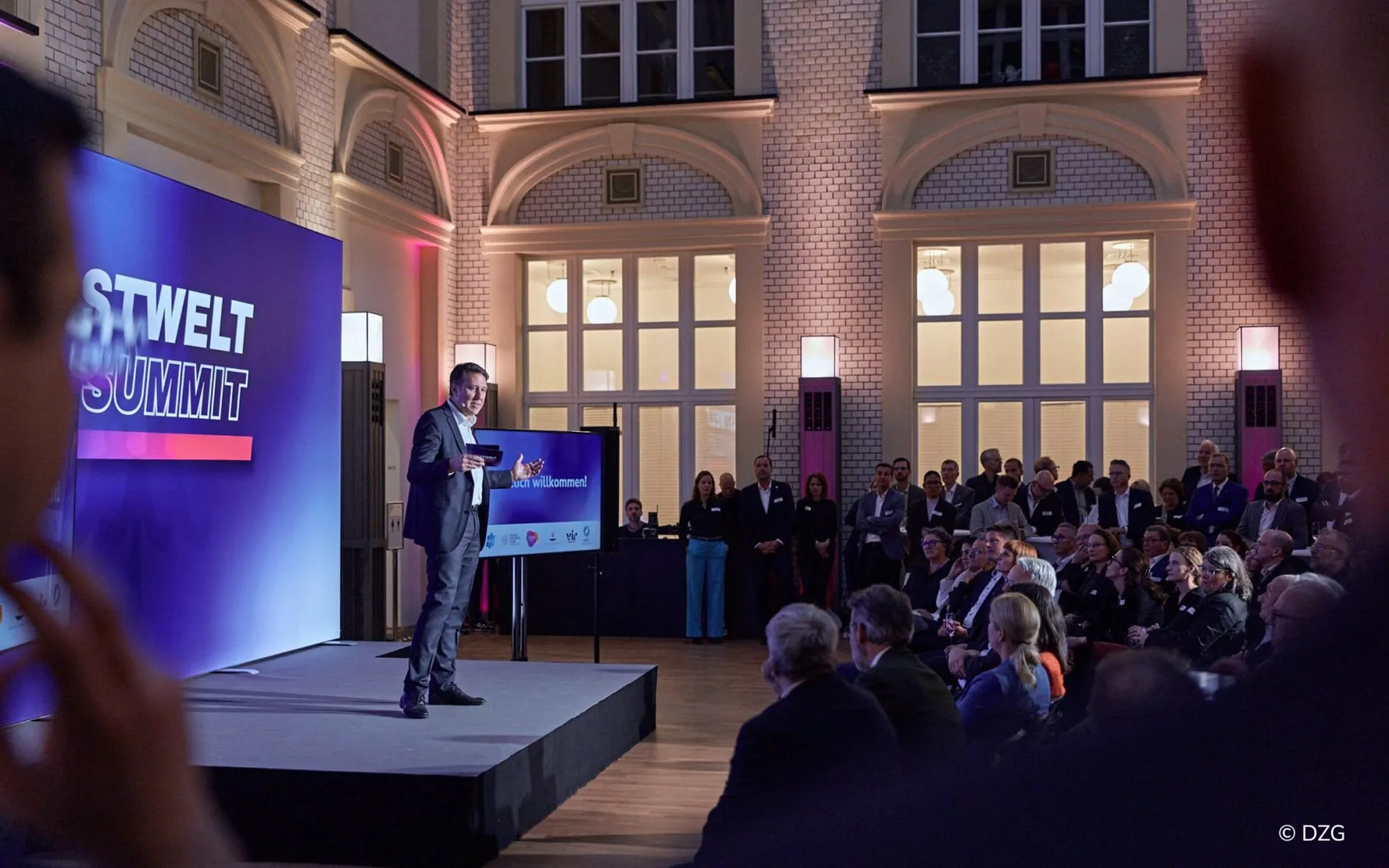 Etwa 220 Führungskräfte aus der Gastwelt kamen kürzlich mit Bundespolitikern zusammen, um über die Zukunft der Branche zu diskutieren – moderiert von TIC-Präsident Markus Tressel.