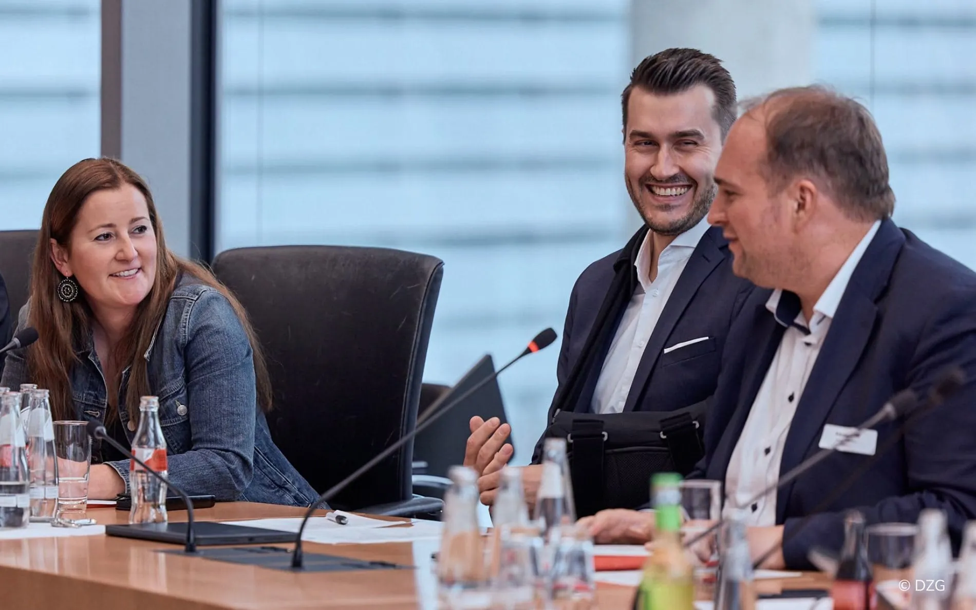 Sebastian Roloff MdB (SPD) (von rechts), Julian Joswig MdB (Bündnis 90/Die Grünen) und Janine Wissler MdB (Die Linke) diskutierten darüber, wie die Wirtschaft wieder an Fahrt gewinnen kann.