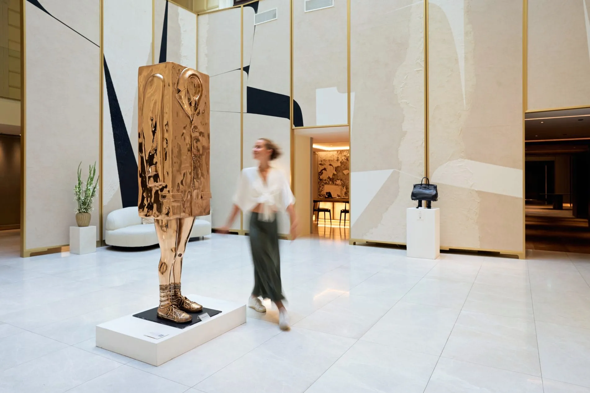 In der Lobby des Almanac Palais Vienna empfängt eine Skulptur von Erich Wurm die Reisenden.