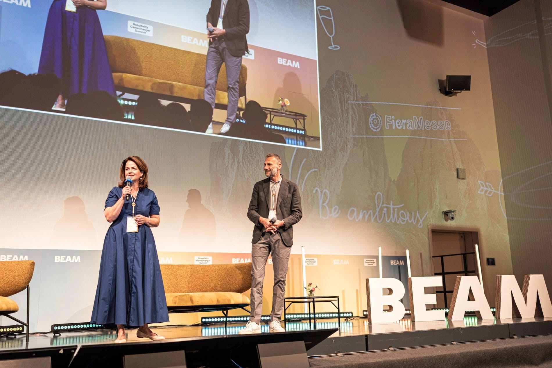 Greti Ladurner, Präsidentin der Messe Bozen, und Thomas Mur, Managing Director, eröffneten den Beam Hospitality Gamechanger Summit 2025.