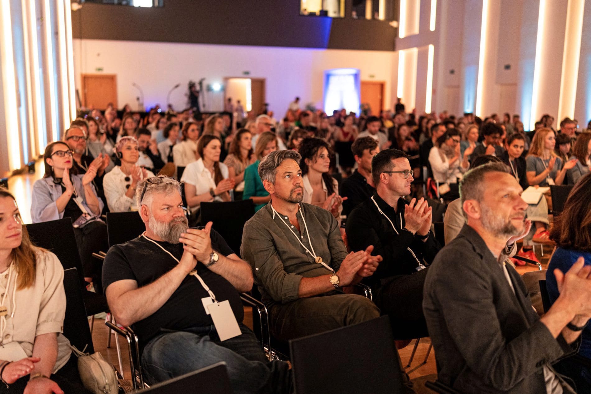 Rund 300 Teilnehmende sowie mehr als 15 Speaker werden in der Messe Bozen erwartet. Auf dem Programm stehen Keynotes, Innovations-Labs und Diskussionen zu nachhaltiger Hospitality, Digitalisierung und neuen Formen der Zusammenarbeit.