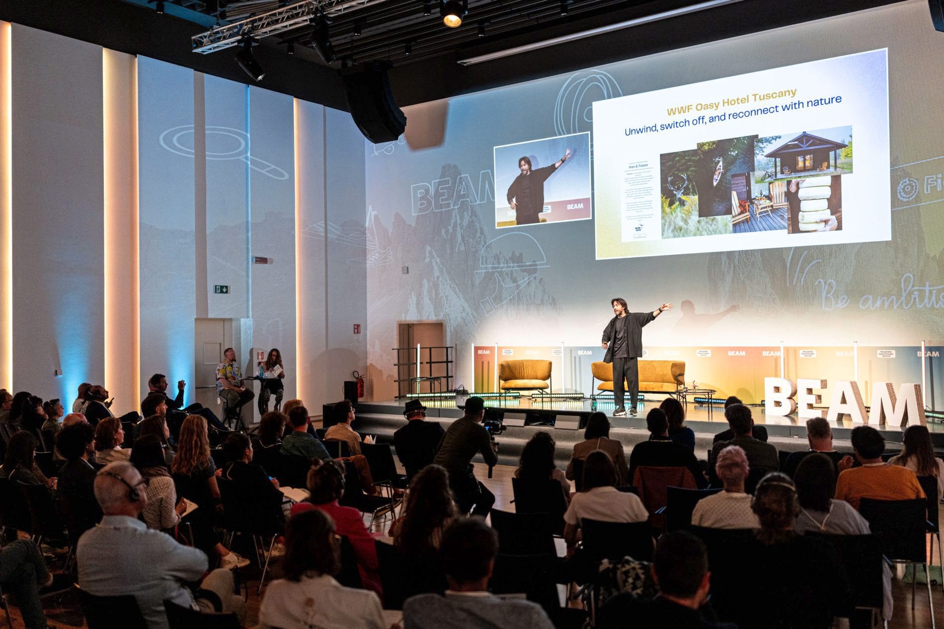 Dario Vignali, Co-Founder von Wearemarketers, zeigte im Talk die strukturellen Herausforderungen der Hospitality-Branche – von sinkender Markentreue bis zur Plattformabhängigkeit.