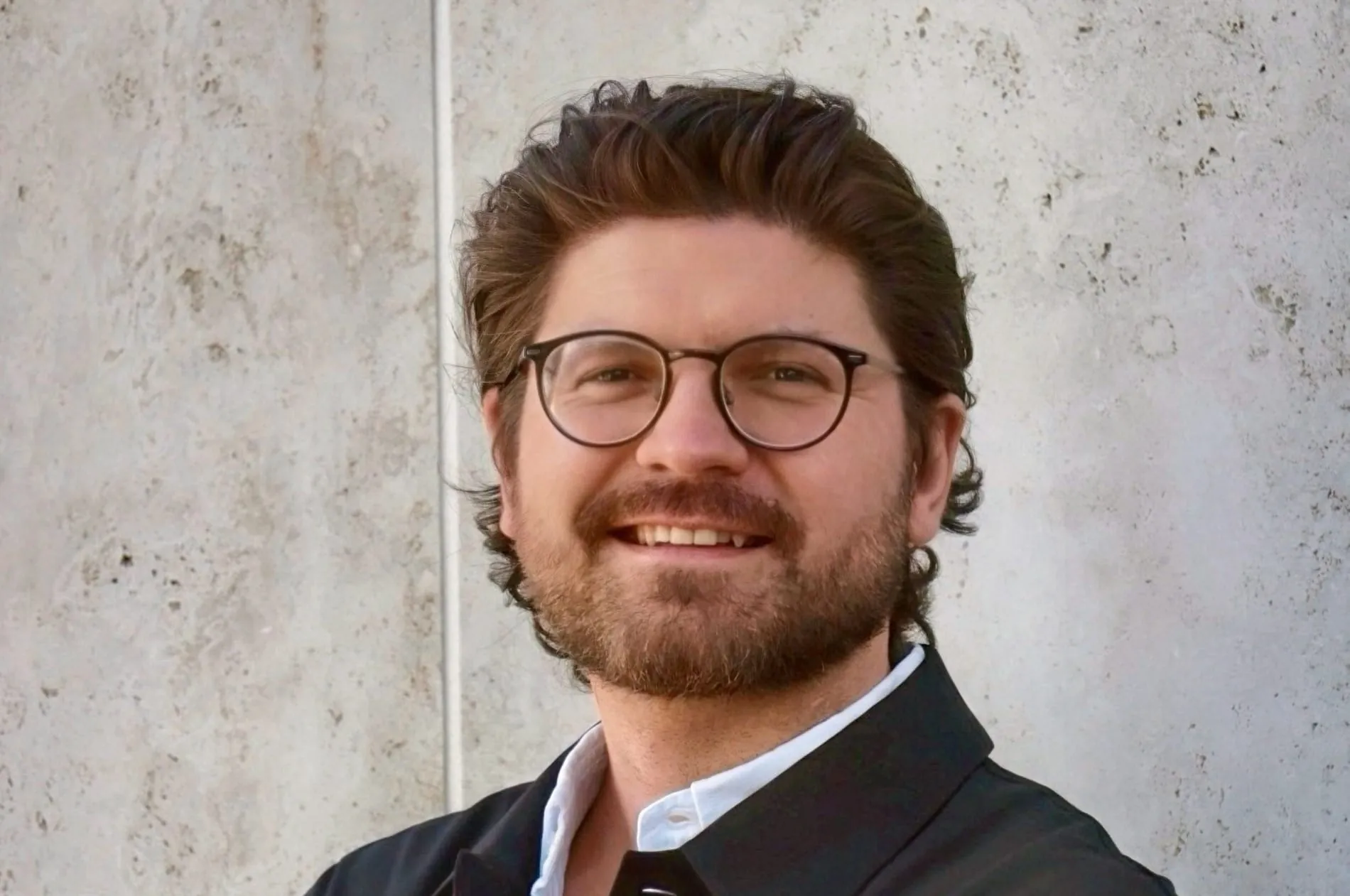 Emanuel Pavel arbeitet mit Hotelteams an dem, was hinter den Kulissen wirkt: Mental Load, Kommunikation und Teamdynamik. Sein Credo: „Wer glückliche Gäste will, braucht glückliche Mitarbeitende.“