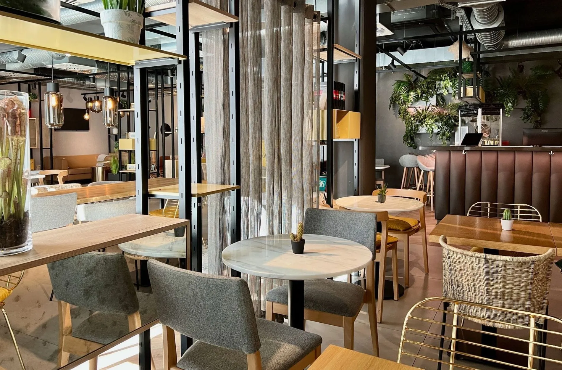 Lobby-Lounge und Bar bilden den kommunikativen Mittelpunkt des Hiamo Hotels Hamburg-Bergedorf – bewusst offen gestaltet und ohne klassische Rezeption.