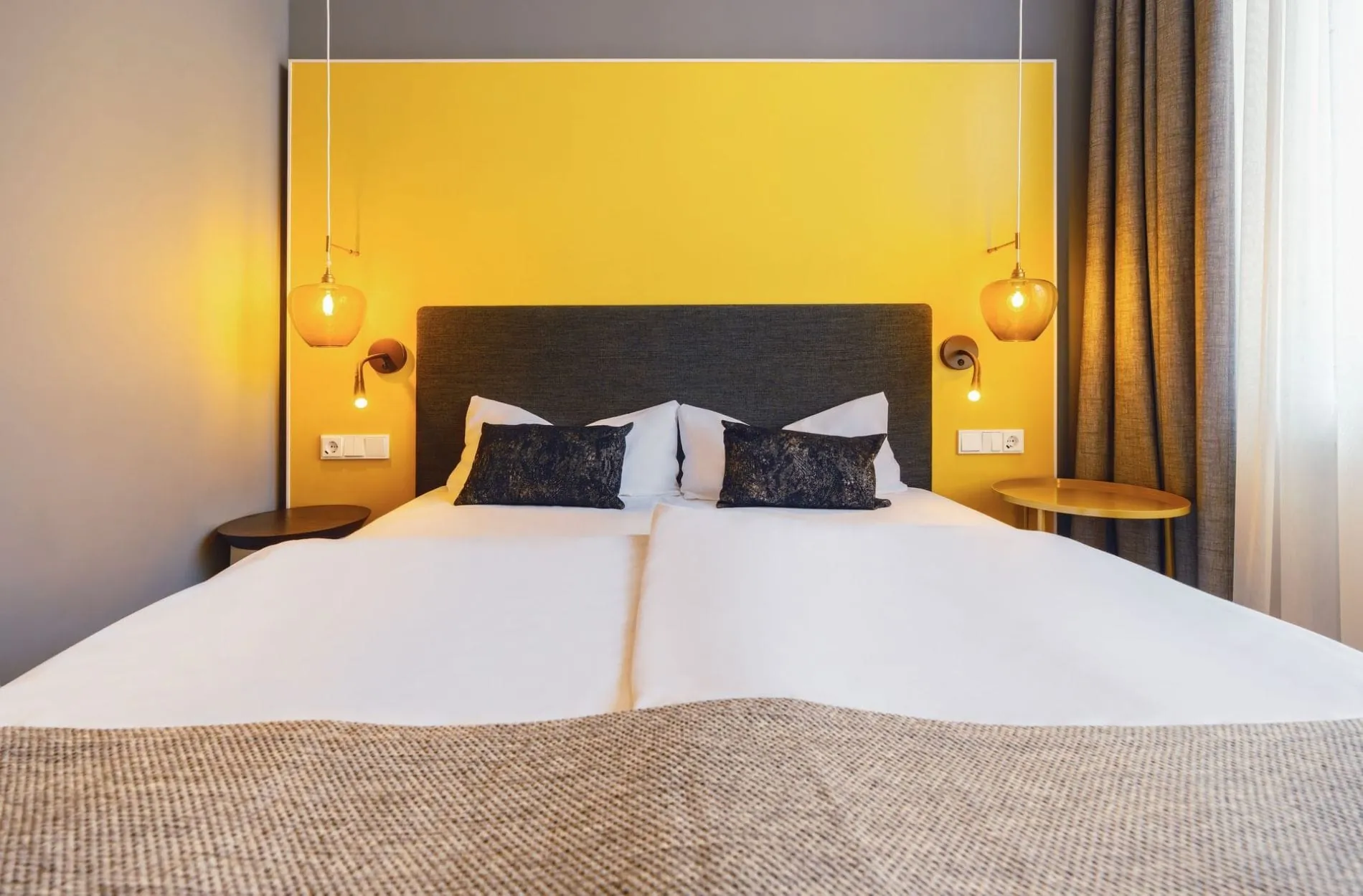 Reduziertes Design mit klaren Farbakzenten: Die Zimmer im Hiamo Hotel Hamburg-Bergedorf setzen auf funktionalen Komfort statt Überinszenierung.
