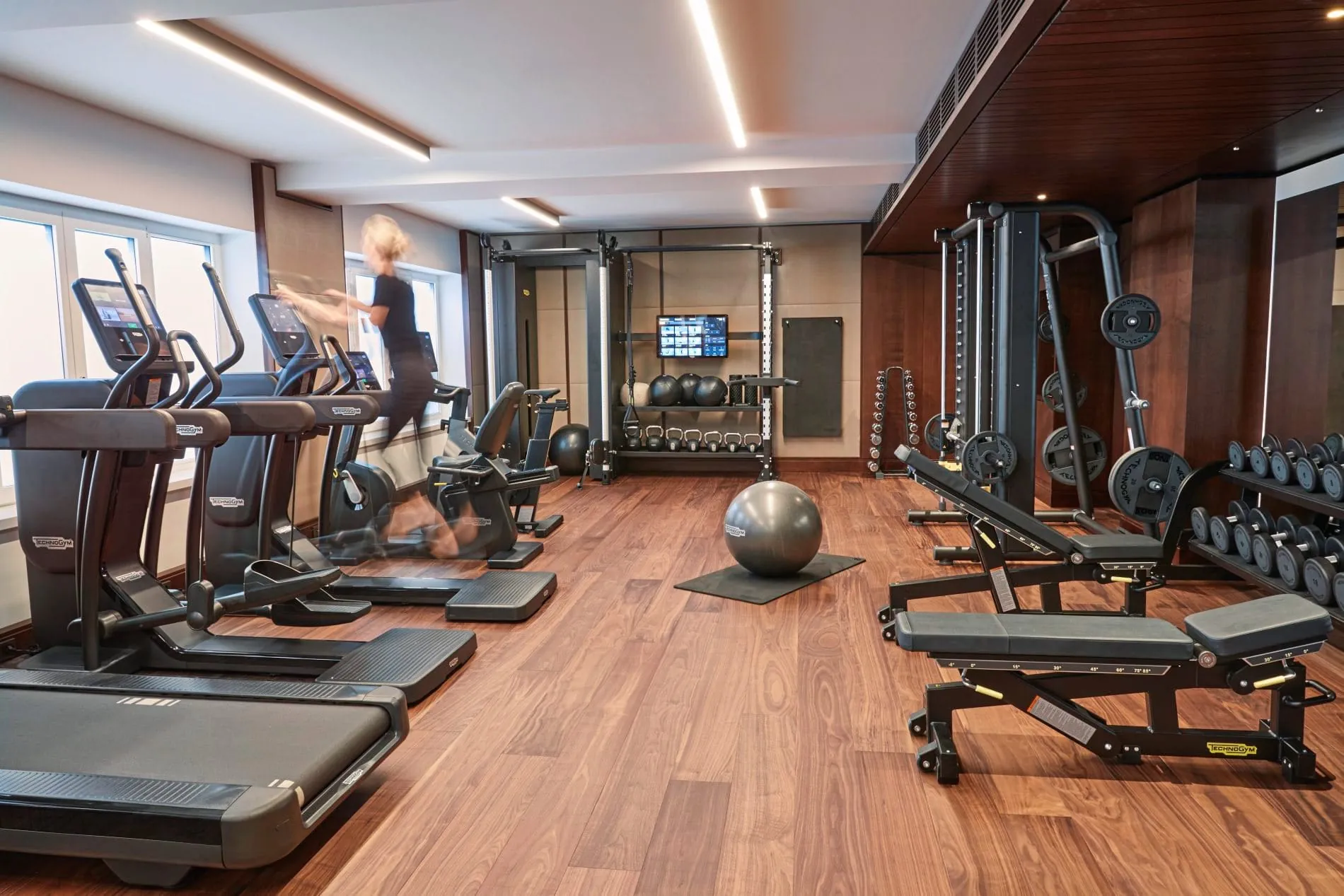 Der direkt an den Spa angeschlossene Fitnessbereich ist rund um die Uhr für Hotelgäste geöffnet und mit modernen Trainingsgeräten ausgestattet.