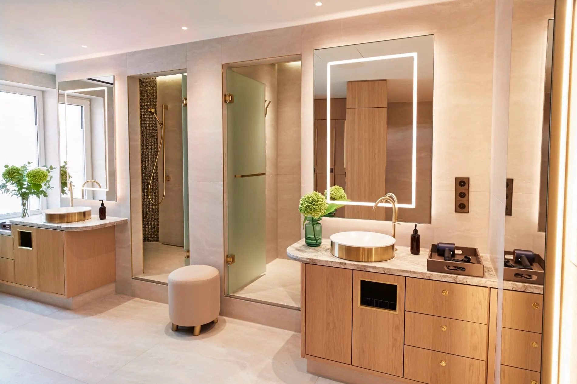 Die neugestalteten Umkleidebereiche greifen das elegante Designkonzept des Spas auf und verbinden hochwertige Materialien mit funktionaler Ausstattung.