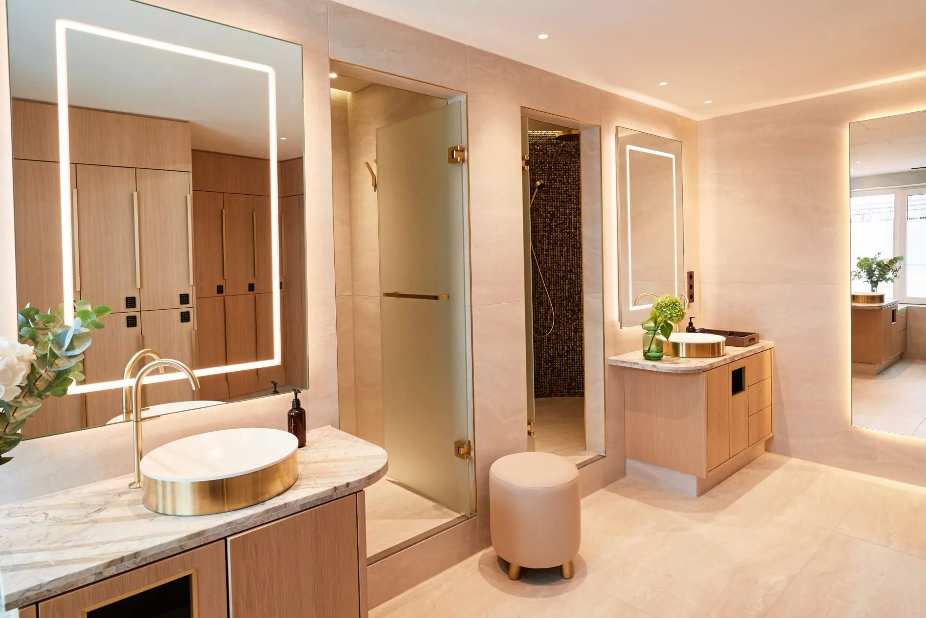 Die Umkleidebereiche führen in die Behandlungswelt des Spas und greifen das ruhige, hochwertige Designkonzept der Treatmenträume auf.
