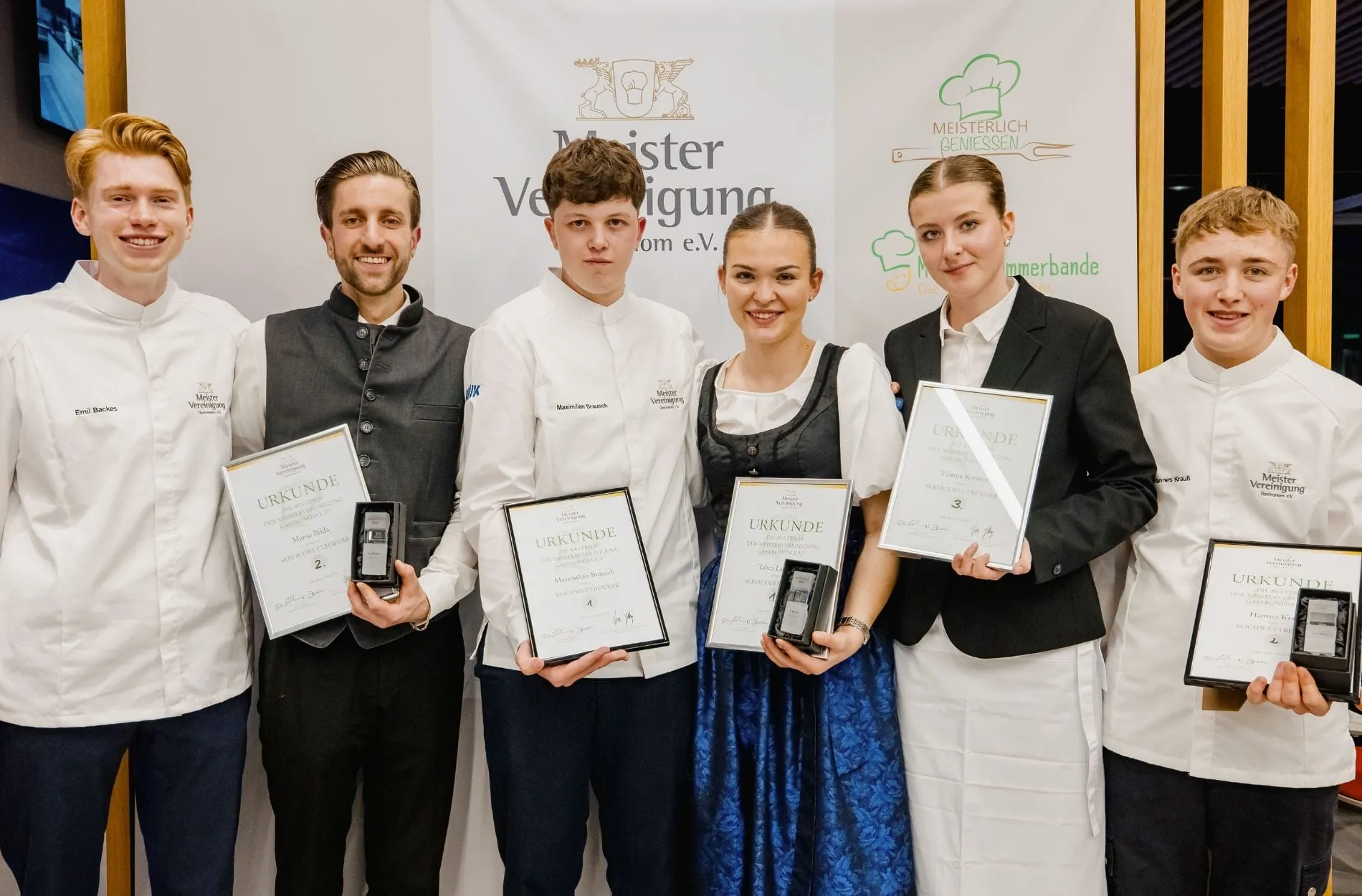 Die Besten des Wettbewerbs: die Erstplatzierten Maximilian Brasch und Tabea Lampert (Mitte), die Zweitplatzierten Hannes Krauß (rechts) und Marco Pelda (Zweiter von links) sowie Emil Backes (links) und Vianne Kremer (Zweite von rechts).