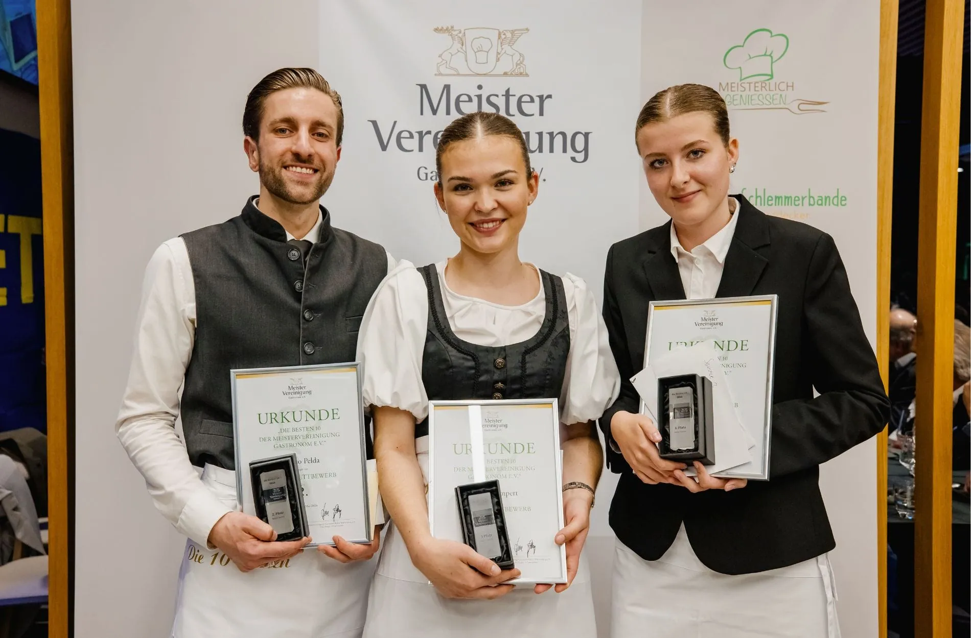Die Erstplatzierten im Service: Siegerin Tabea Lampert (Mitte), Marco Pelda und Vianne Kremer.