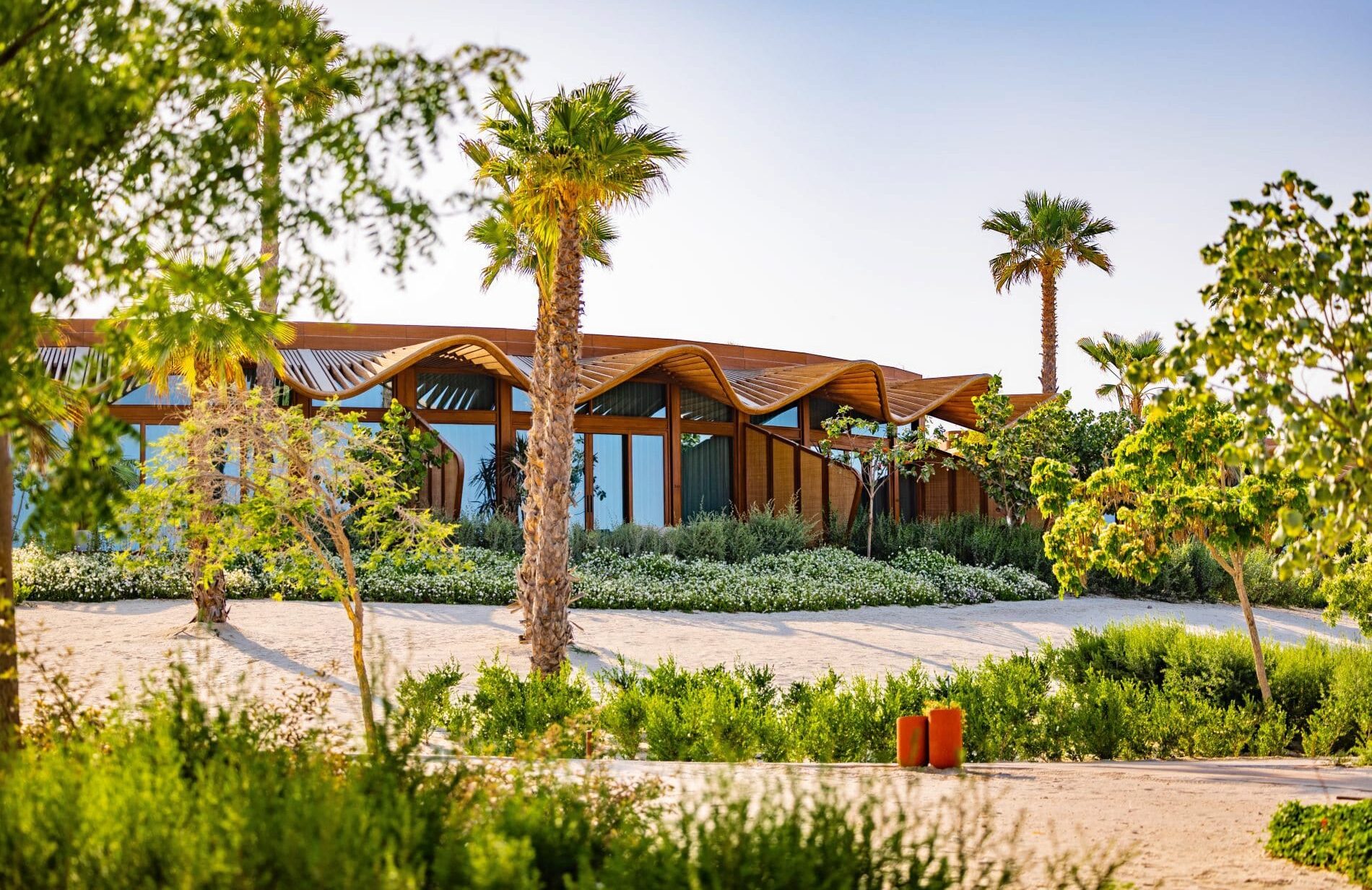 Die von Foster + Partners entworfene Architektur kombiniert organische Formen und biophiles Design und fand ihre Inspiration bei Korallenriffen, Wüstenlandschaften und Mangrovenökosystemen.