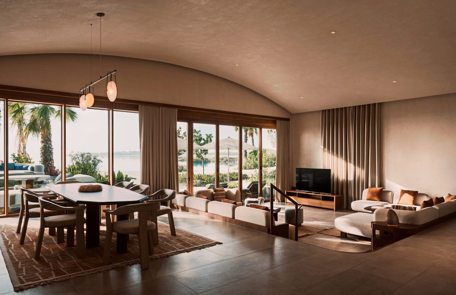Blick in den Wohnbereich einer Villa mit vier Schlafzimmern im Miraval The Red Sea.