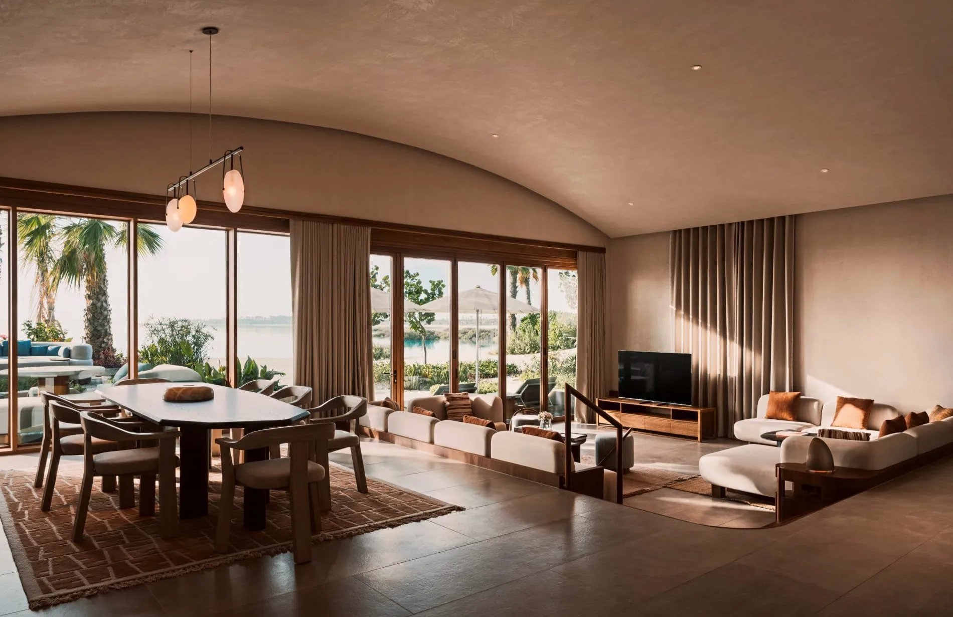 Blick in den Wohnbereich einer Villa mit vier Schlafzimmern im Miraval The Red Sea.