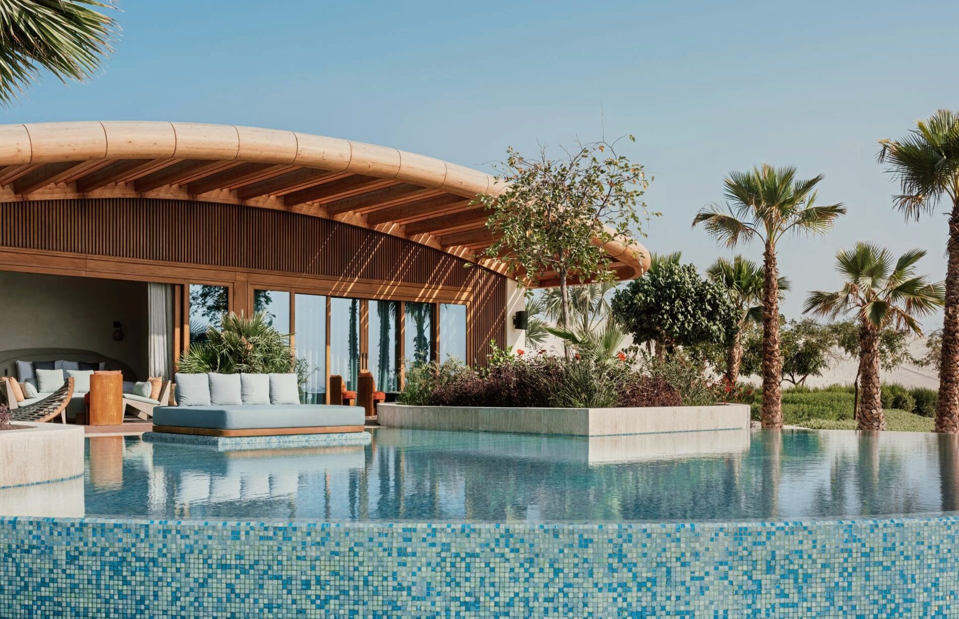 Die Villen des Miraval The Red Sea verfügen über weitläufige Terrassen, private Pools und große Fensterfronten, die Innen- und Außenbereiche verbinden.