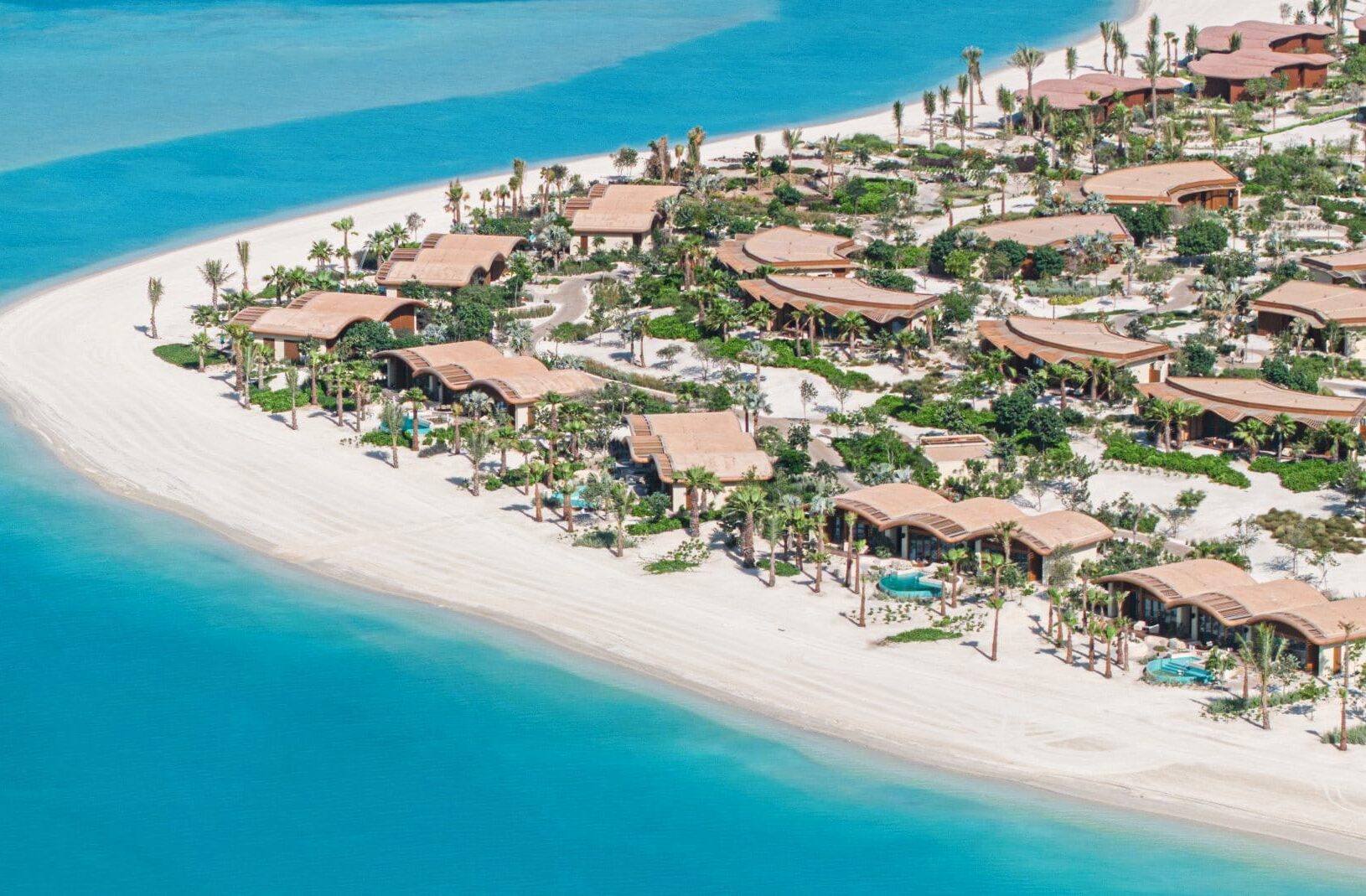 Die 20 Beach-Villen und 160 Suiten des Miraval The Red Sea wurden von Foster + Partners entworfen und fügen sich in die Küstenlandschaft ein.