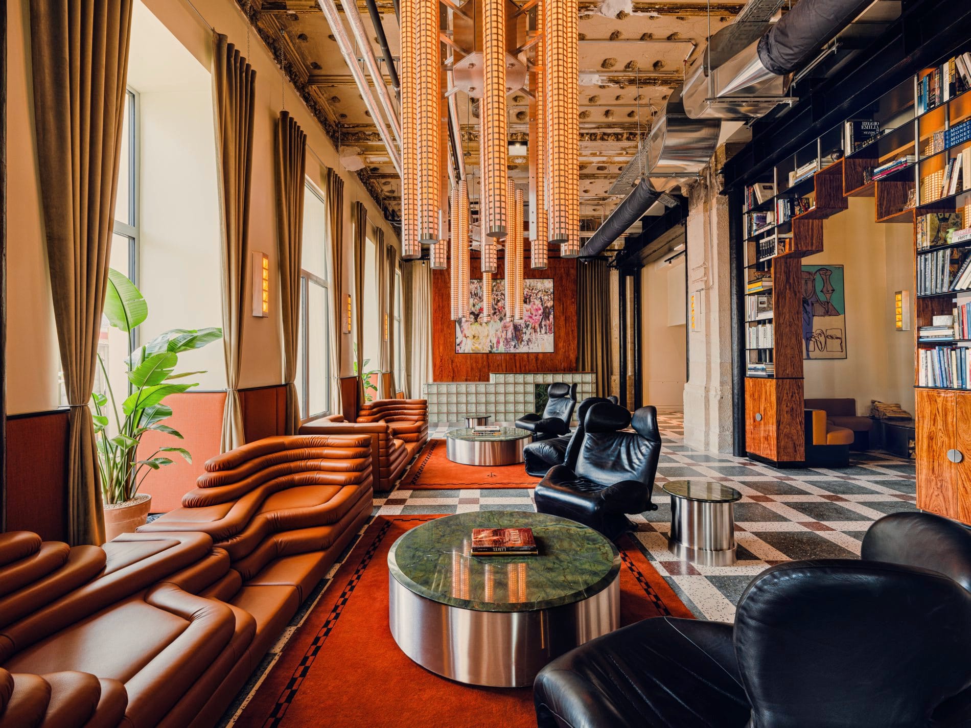Cognacfarbene Sofas und schwarze Lounge-Sessel laden in der Lobby zum Verweilen ein.