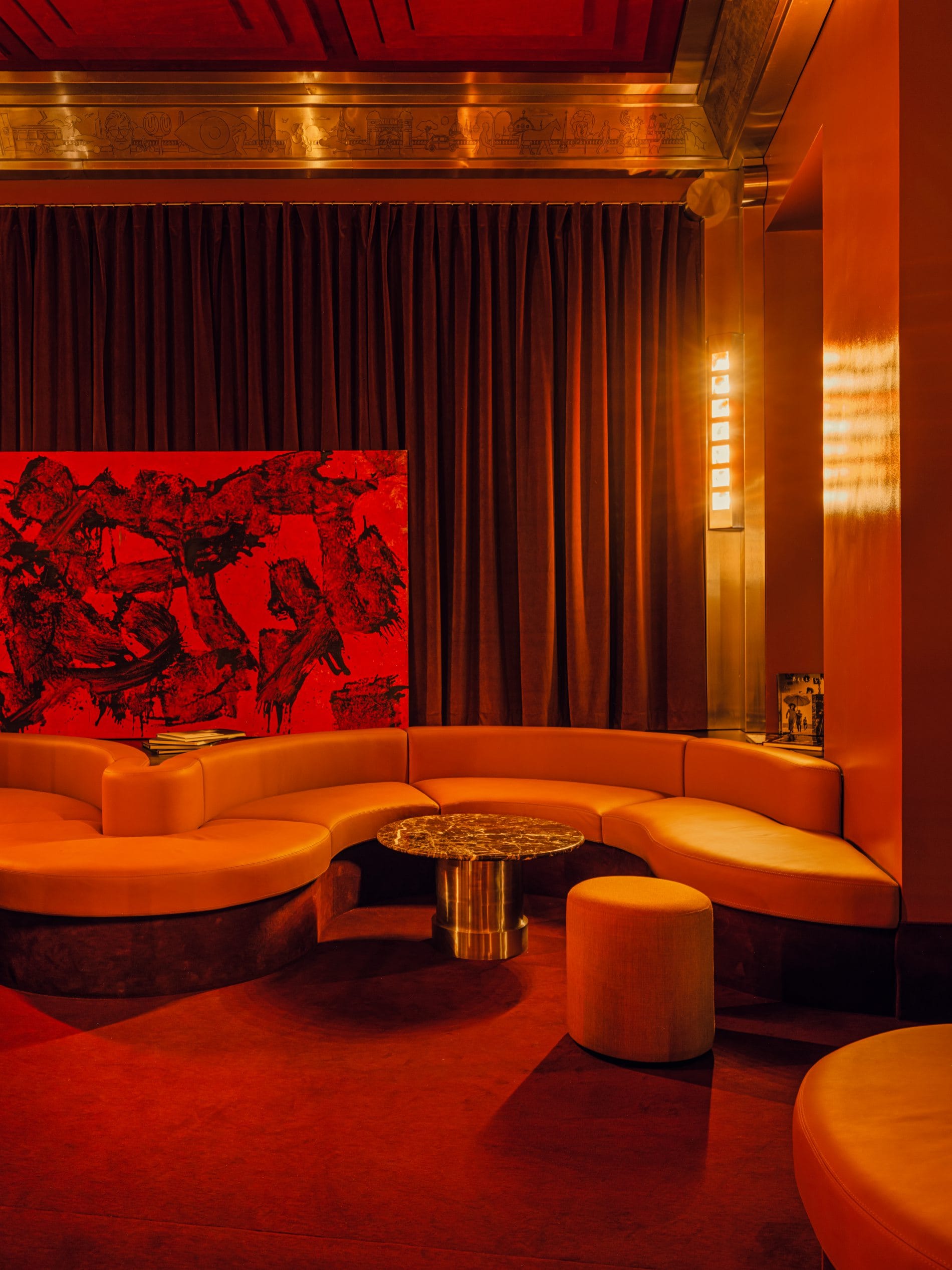 Roter Marmor, Samtsofas und gedimmtes Licht sorgen in der Bar Calypso für eine intime Atmosphäre.