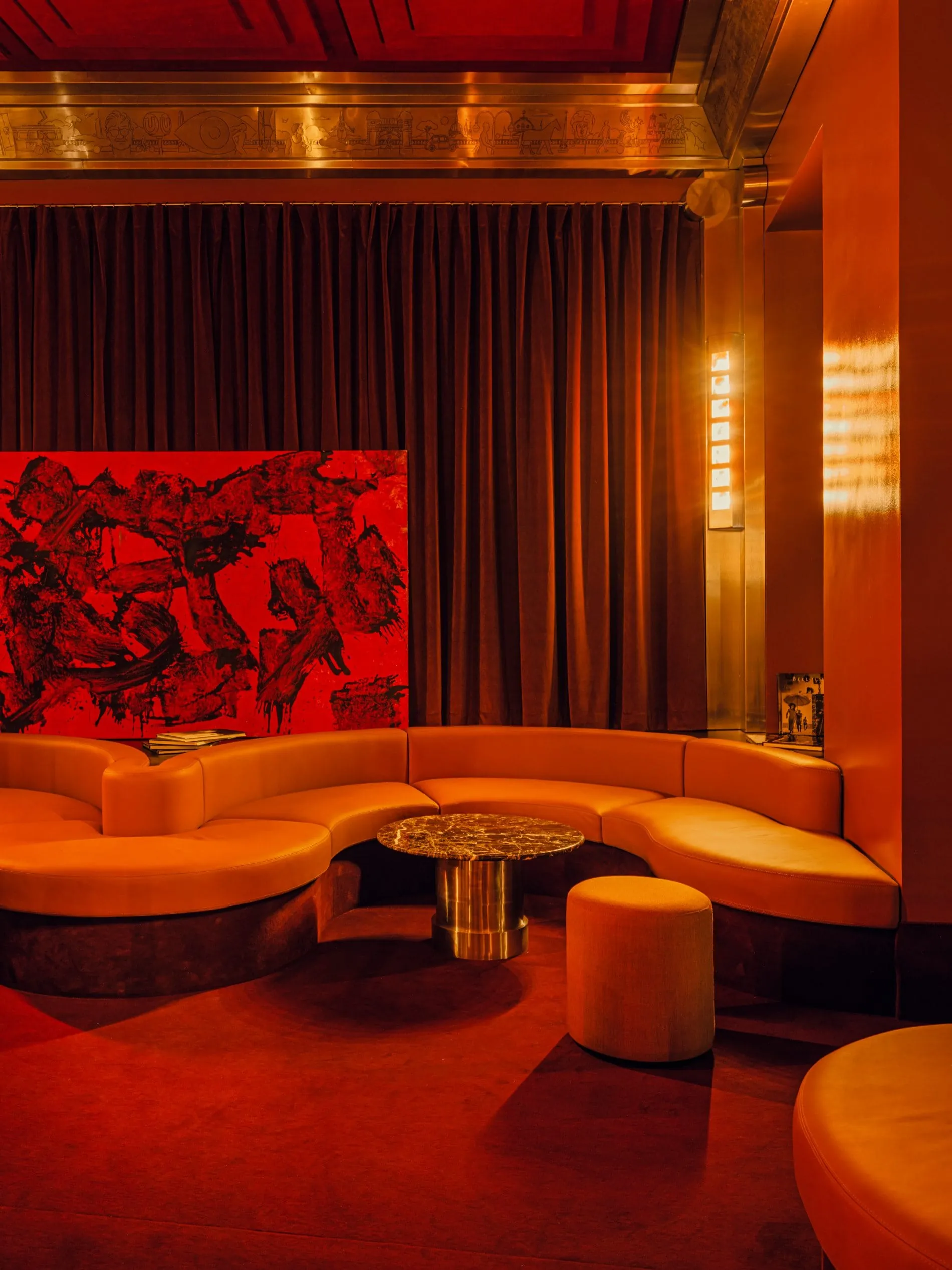 Roter Marmor, Samtsofas und gedimmtes Licht sorgen in der Bar Calypso für eine intime Atmosphäre.